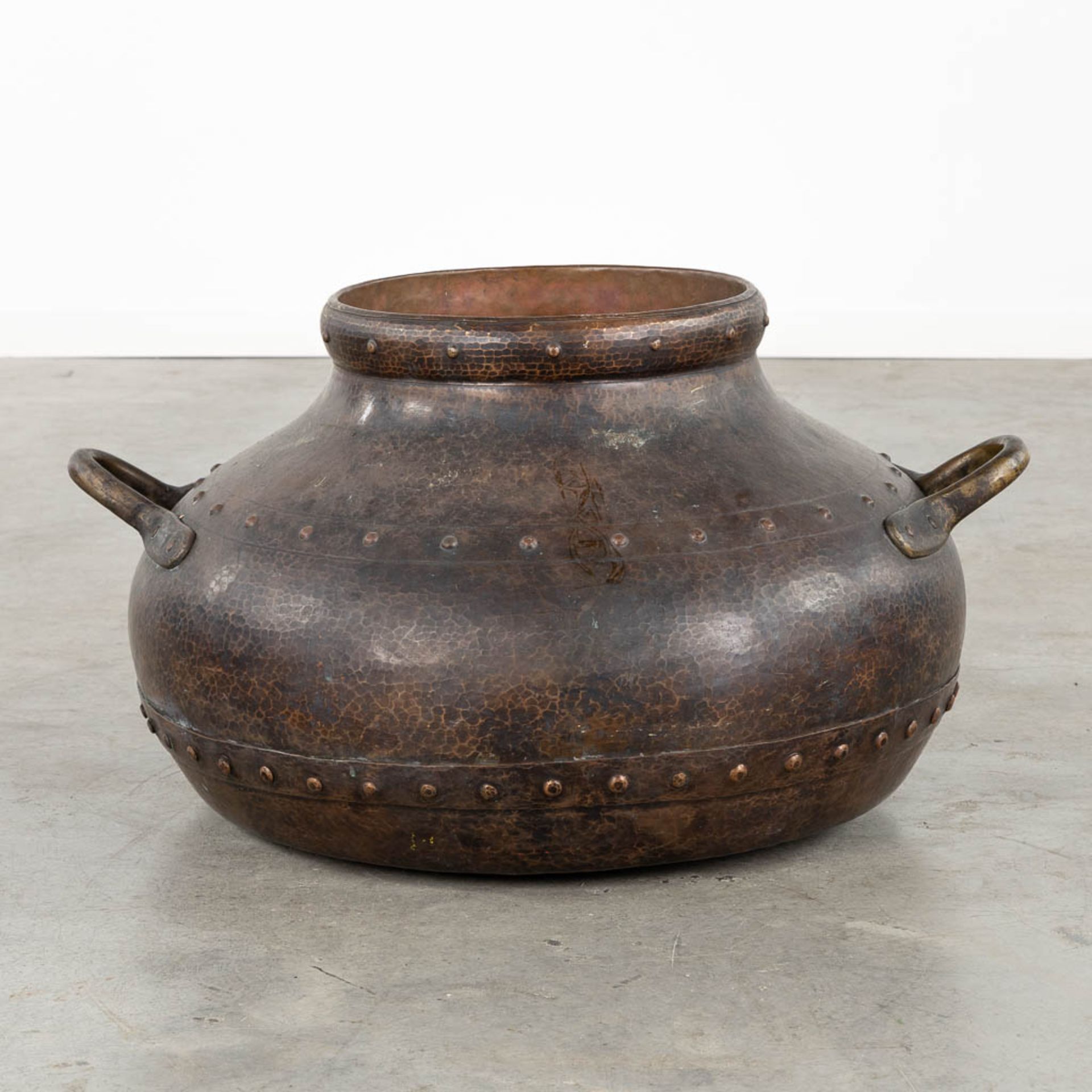 A large kettle, copper with brass rivets. (L:70 x W:80 x H:45 cm) - Bild 3 aus 11