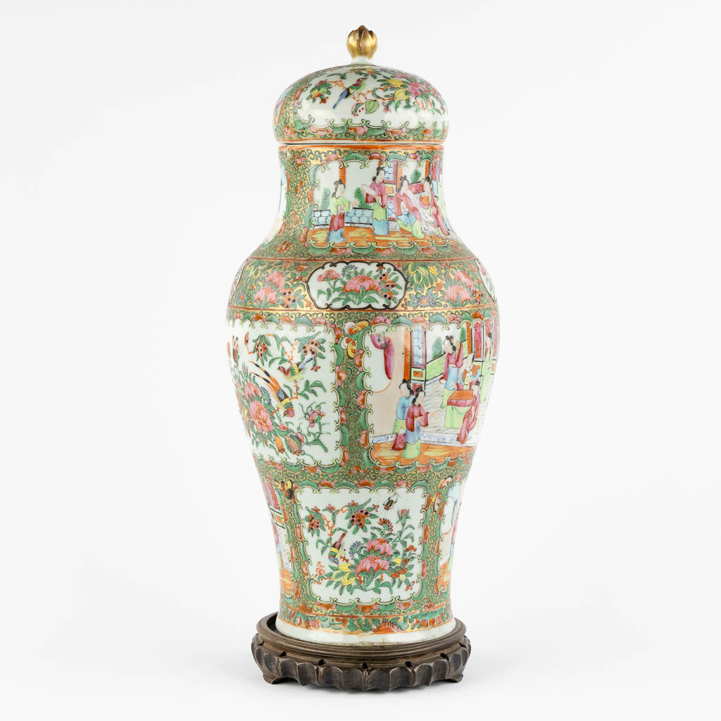 A Chinese Canton vase with a lid, interior scnes with figurines, fauna and flora. 19th/20th C. (H:4 - Image 7 of 19