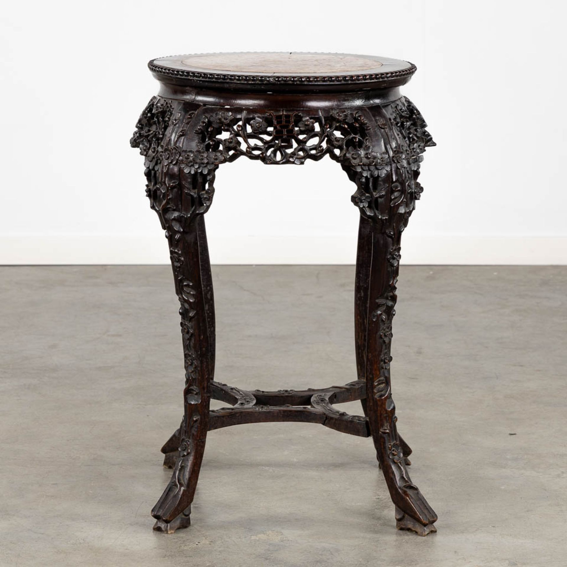 A richly sculptured Chinese hardwood side table or pedestal with a marble. (H:71 x D:53 cm) - Bild 6 aus 12