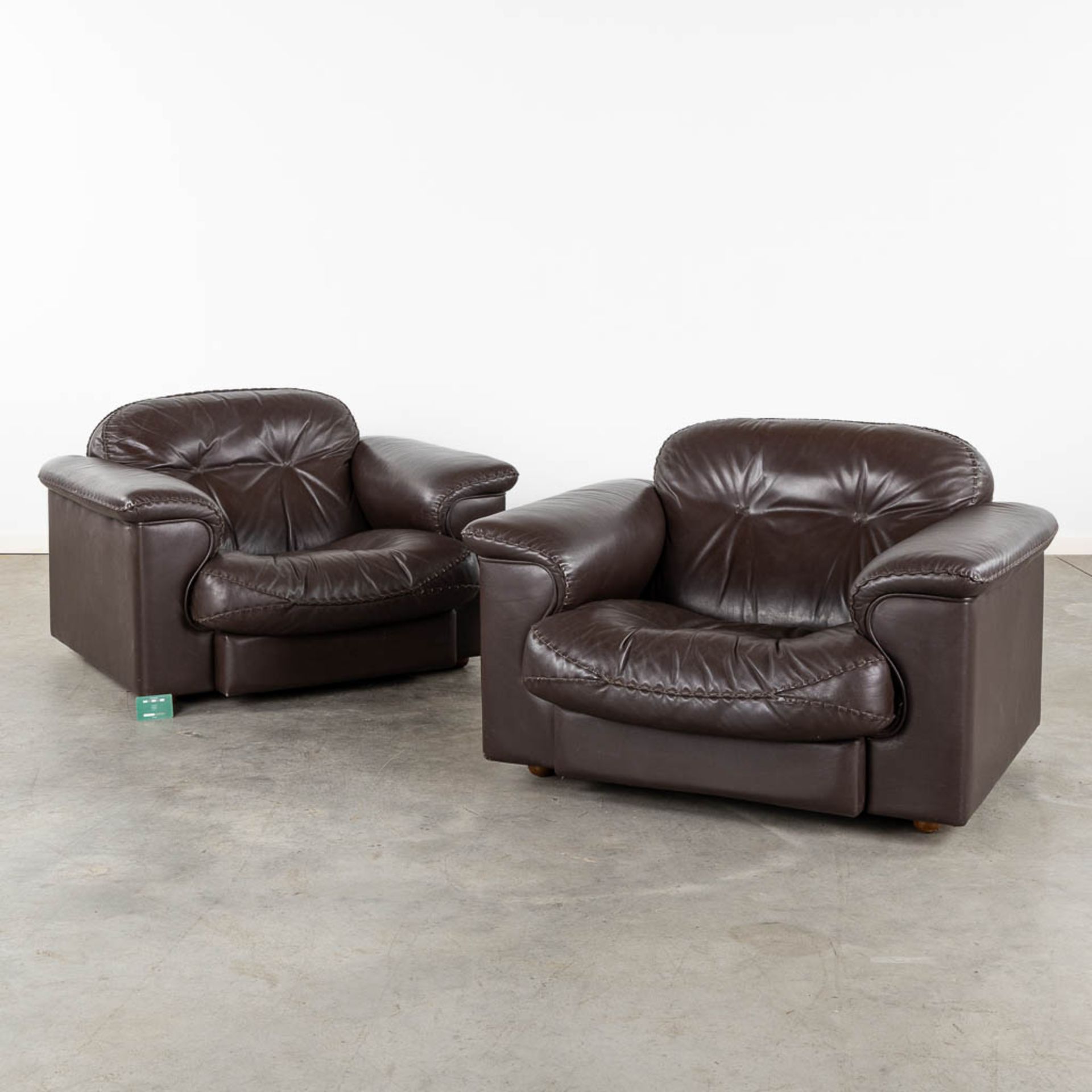 De Sede DS101, a pair of brown leather sofa's. (L:93 x W:108 x H:67 cm) - Bild 2 aus 9
