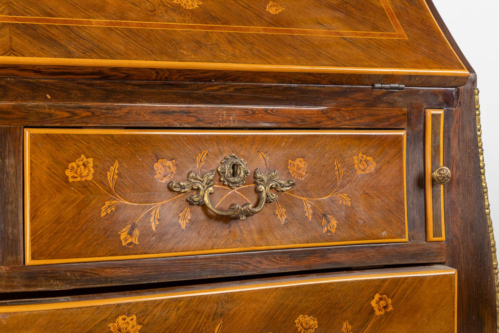 A secretaire, marquetry inlay mounted with bronze in Louis XV style. Circa 1970. (L:47 x W:101 x H:1 - Bild 14 aus 18