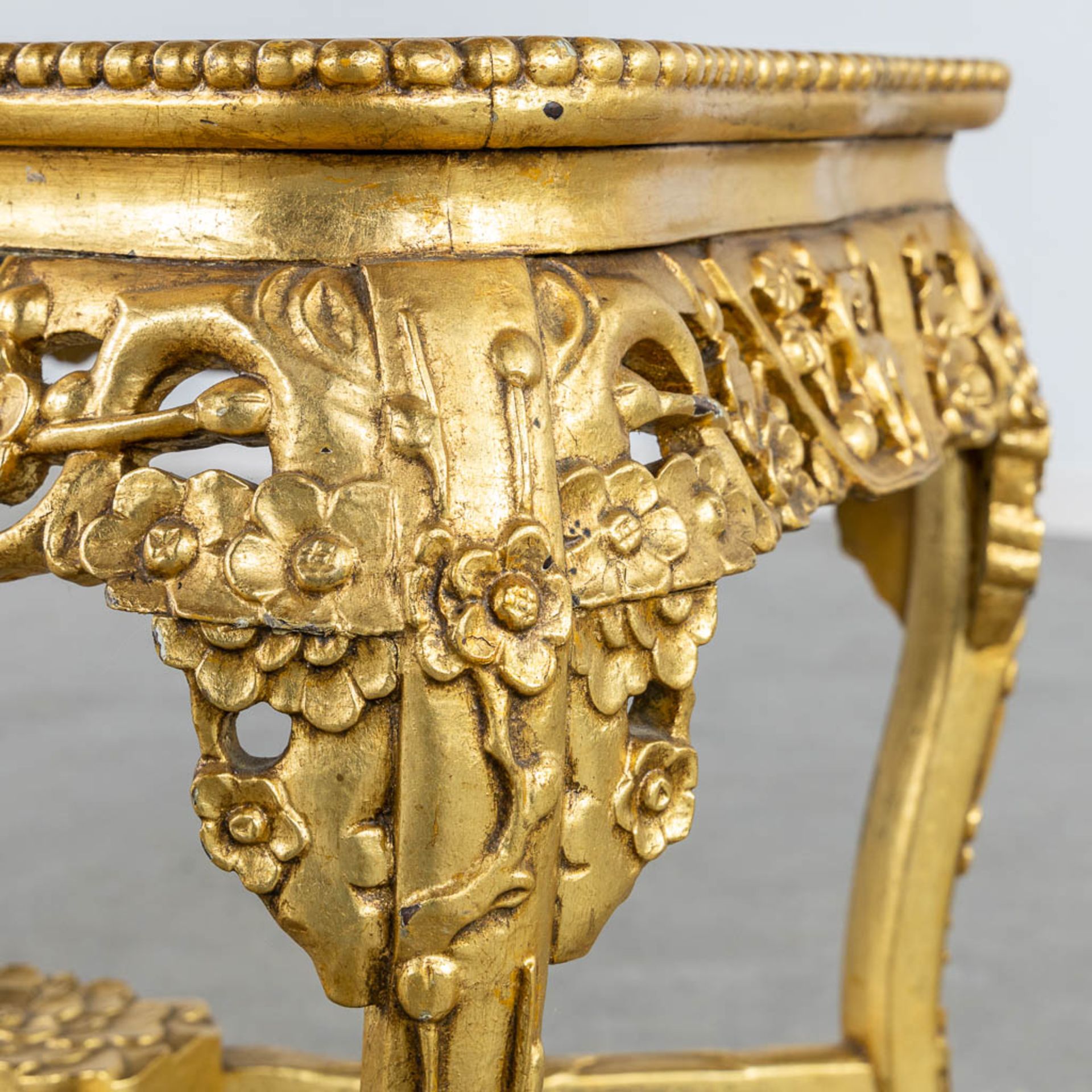 An oriental style side table, gilt wood with a marble top. (L:46 x W:52 x H:48 cm) - Bild 9 aus 12