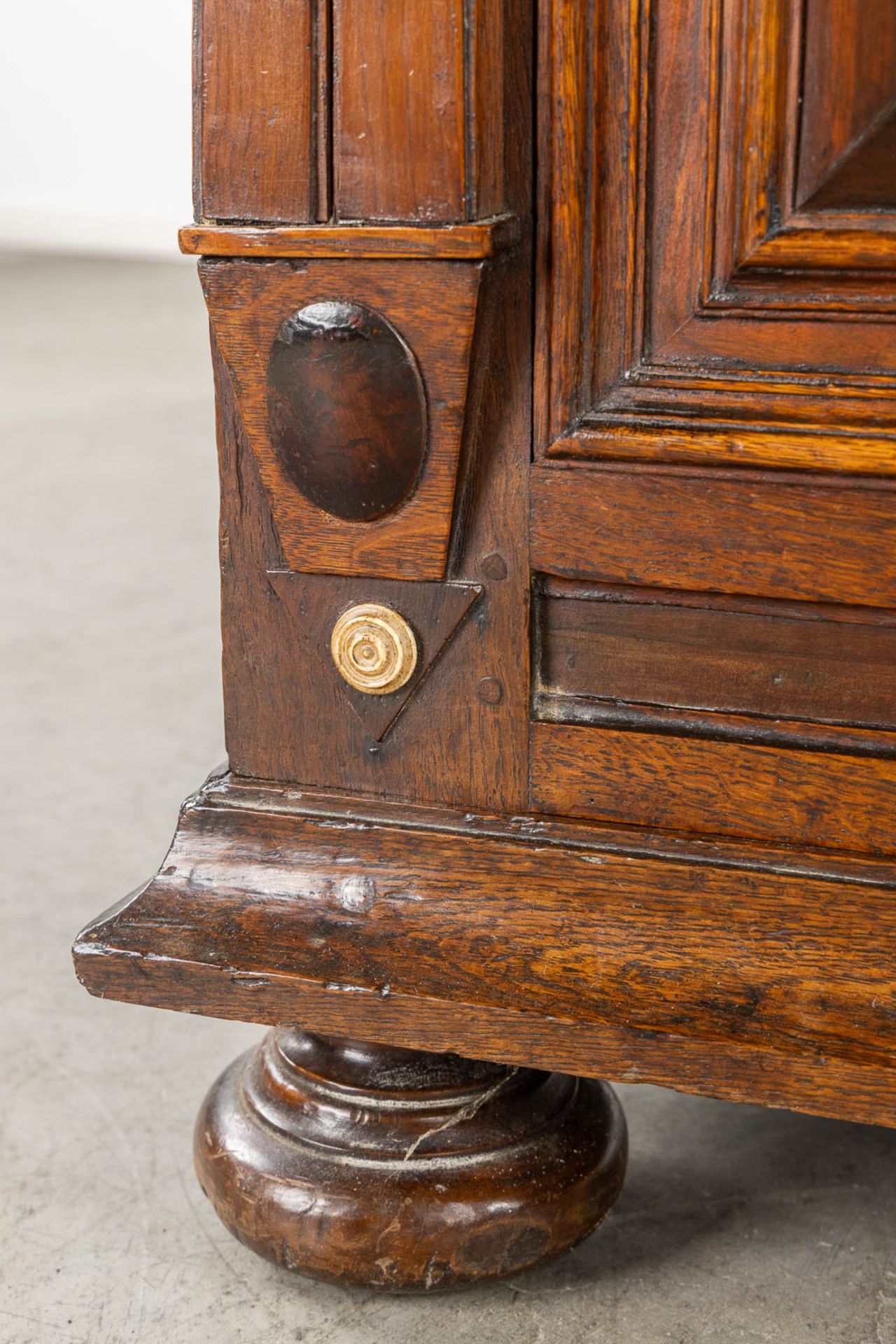 An antique two-door cabinet, Probably The Netherlands, 18th C. (L:60 x W:95 x H:84 cm) - Bild 15 aus 16