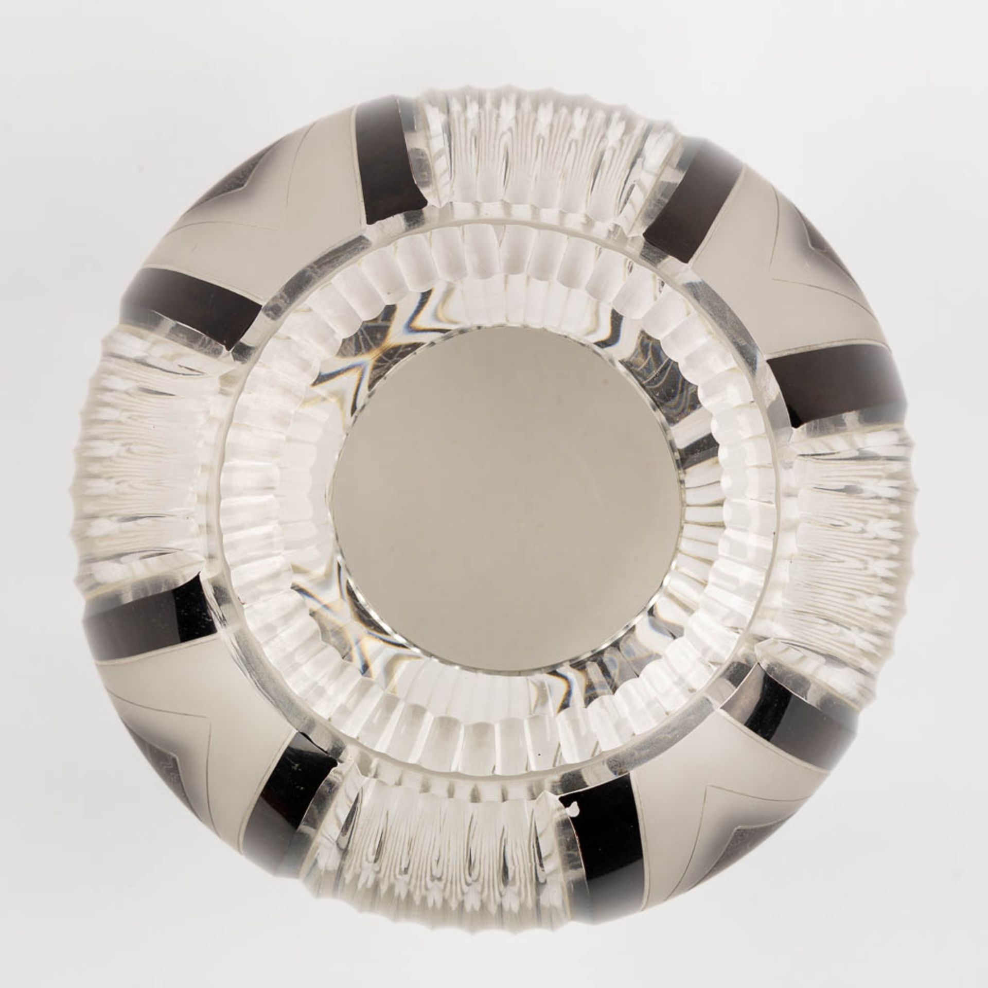 A round vase, glass in art deco style. (H:18 x D:18 cm) - Image 7 of 10