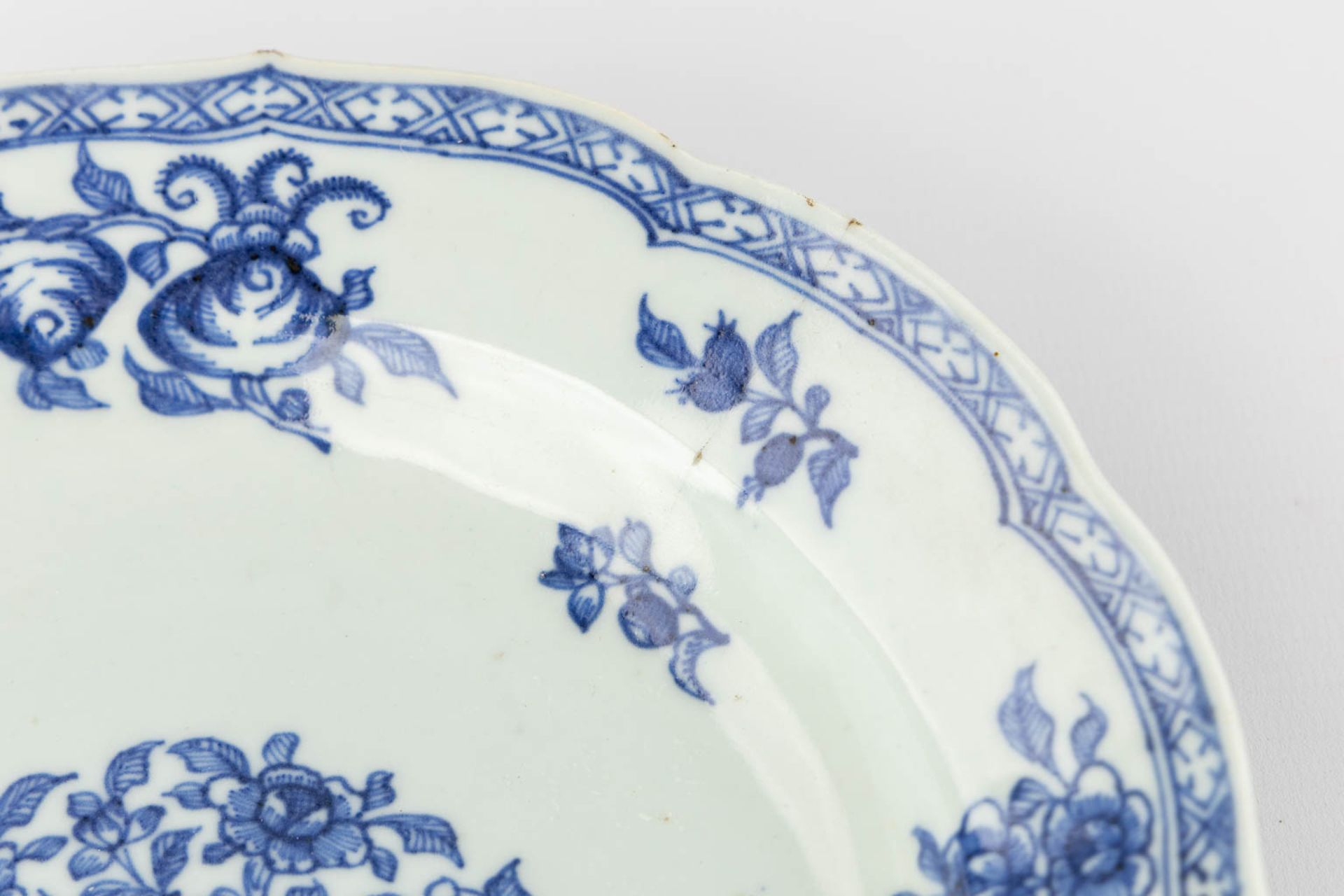 7 Chinese and Japanese blue-white, Famille Rose, Imari plates. 18th/19th/20th C. (D:23 cm) - Image 9 of 16