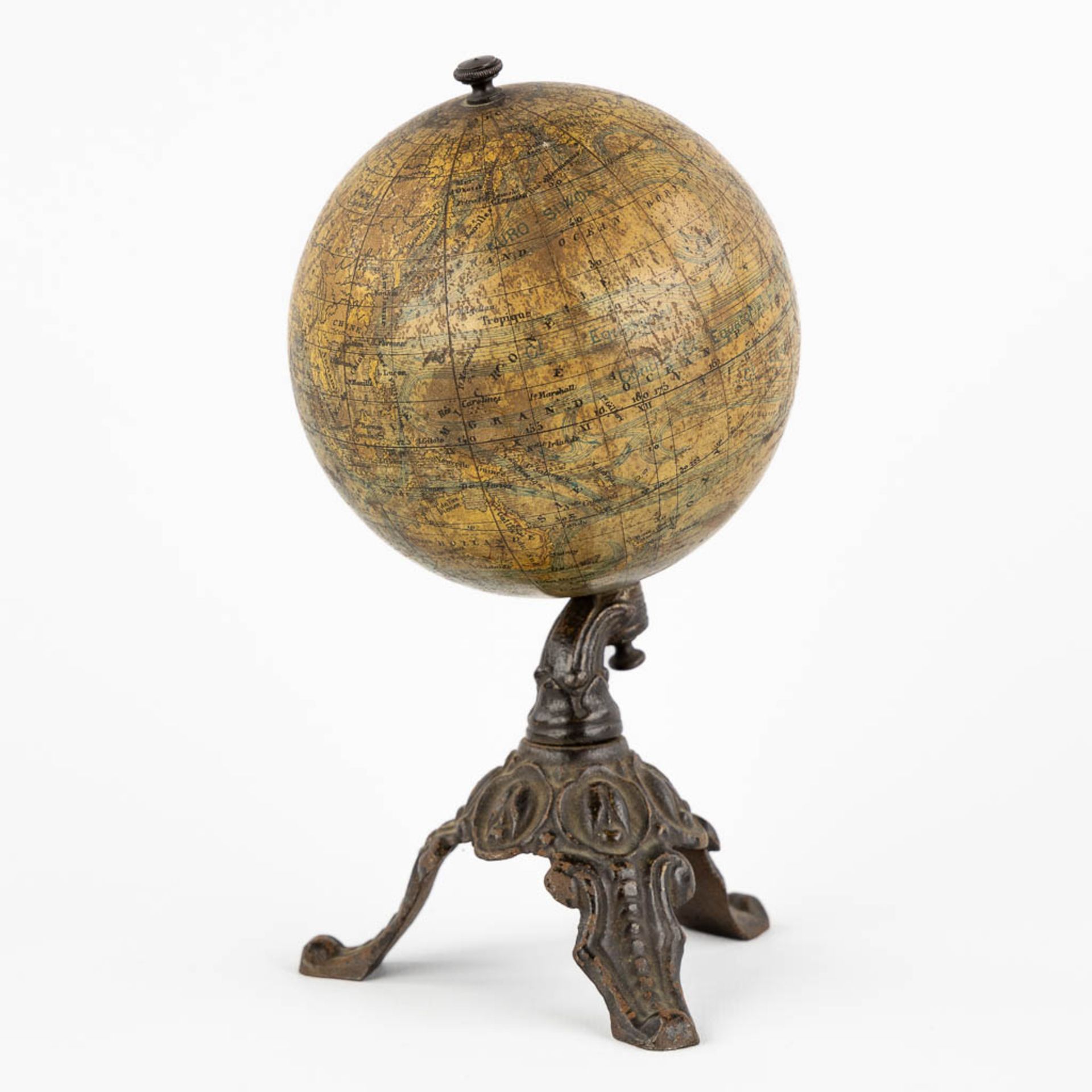 J. Lebegue & Cie, an antique globe on a cast-iron base. Circa 1900. (H:19 x D:10 cm) - Bild 4 aus 13