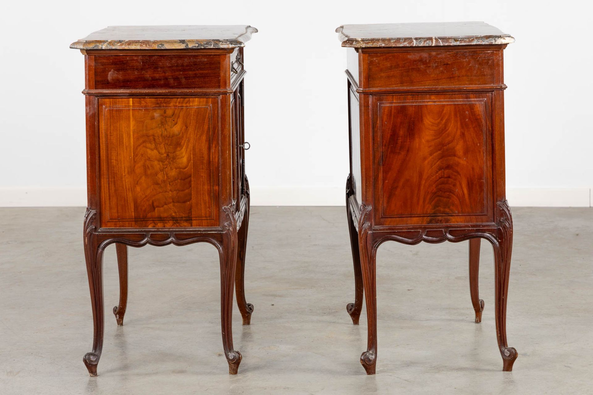 A pair of sculptured mahogany cabinets with a marble top, Louis XV style. (L:41 x W:63 x H:80 cm) - Bild 7 aus 15