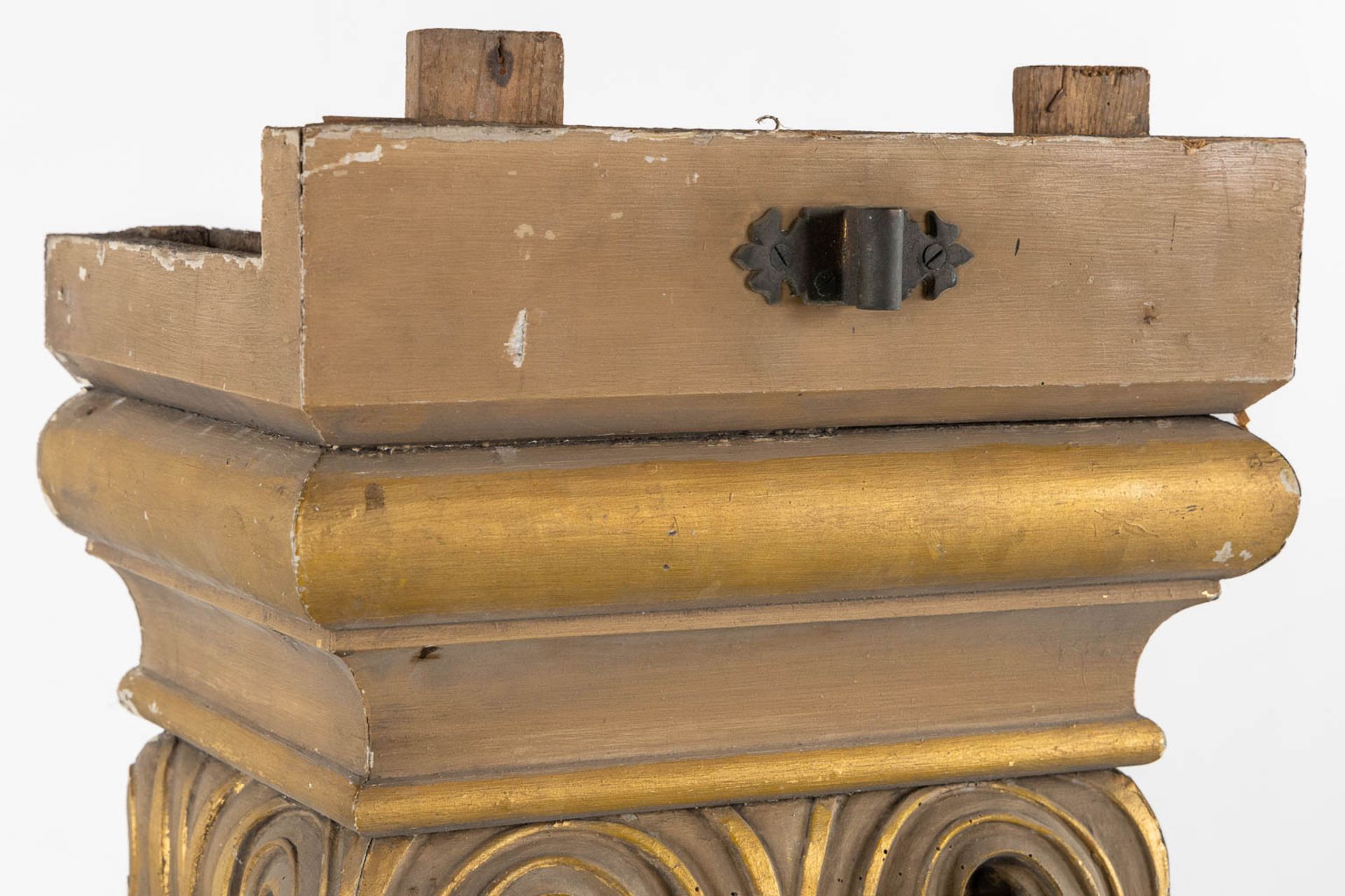 A richly gilt and woodsculptured pedestal with an ionic capitel. Circa 1900. (L:44 x W:60 x H:130 cm - Bild 9 aus 14