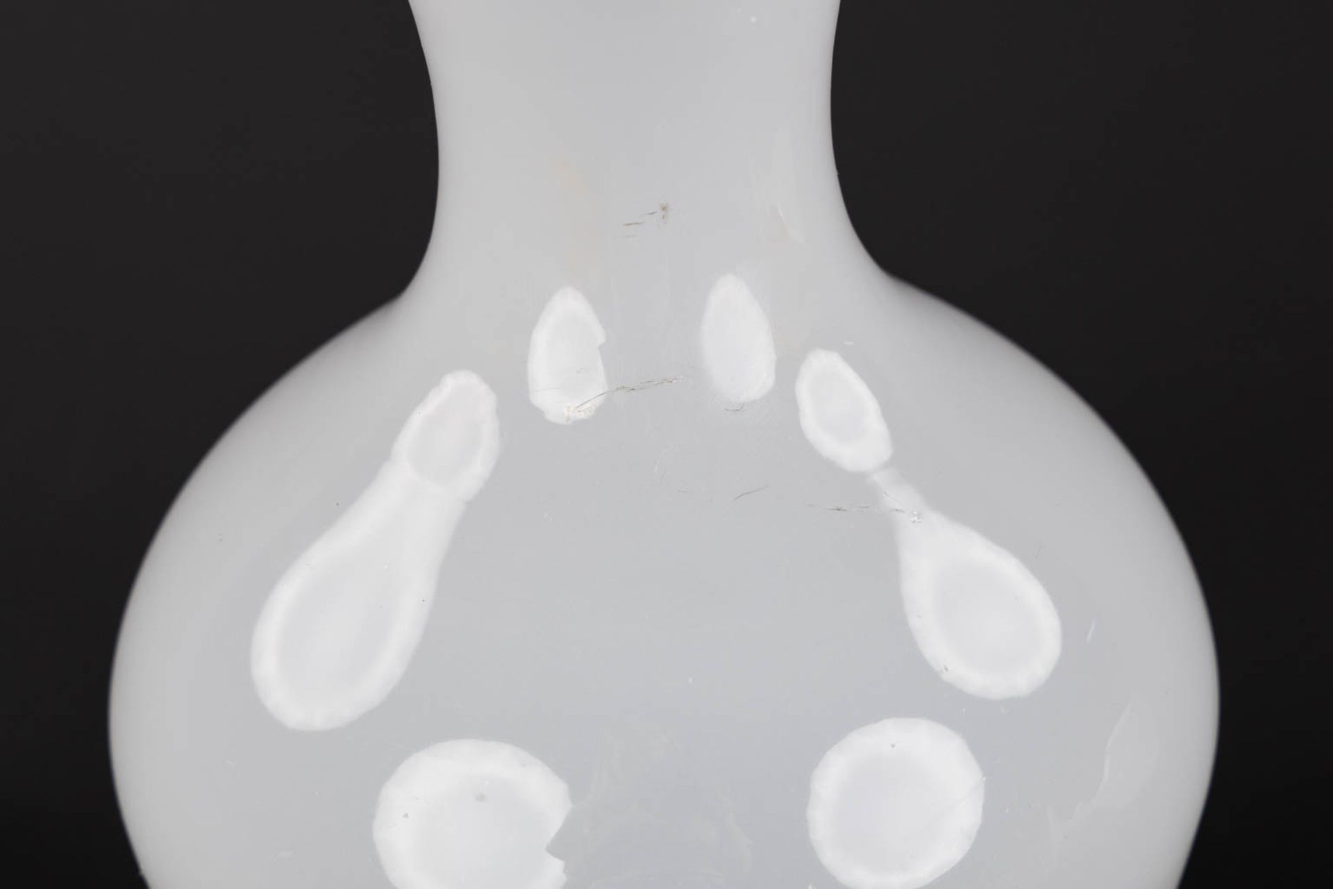 A vase and a chalice, white opaline glass. (H:25 x D:14 cm) - Image 8 of 8