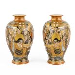 A pair of fine Japanese Satsuma vases, decorated with figurines. (H:15 x D:9 cm)
