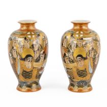 A pair of fine Japanese Satsuma vases, decorated with figurines. (H:15 x D:9 cm)