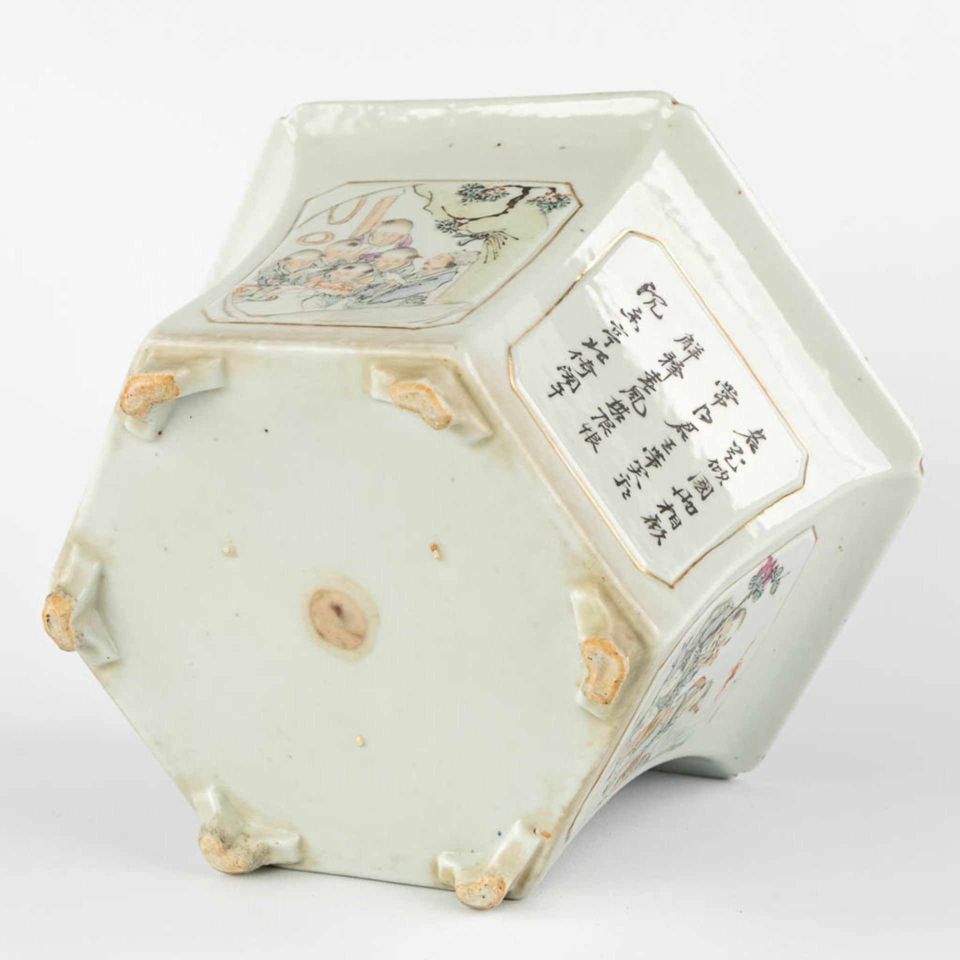 A Chinese hexagonal cache-pot, Qianjian Cai, decorated with caligraphy and children. (H:16,5 x D:26 - Bild 9 aus 12