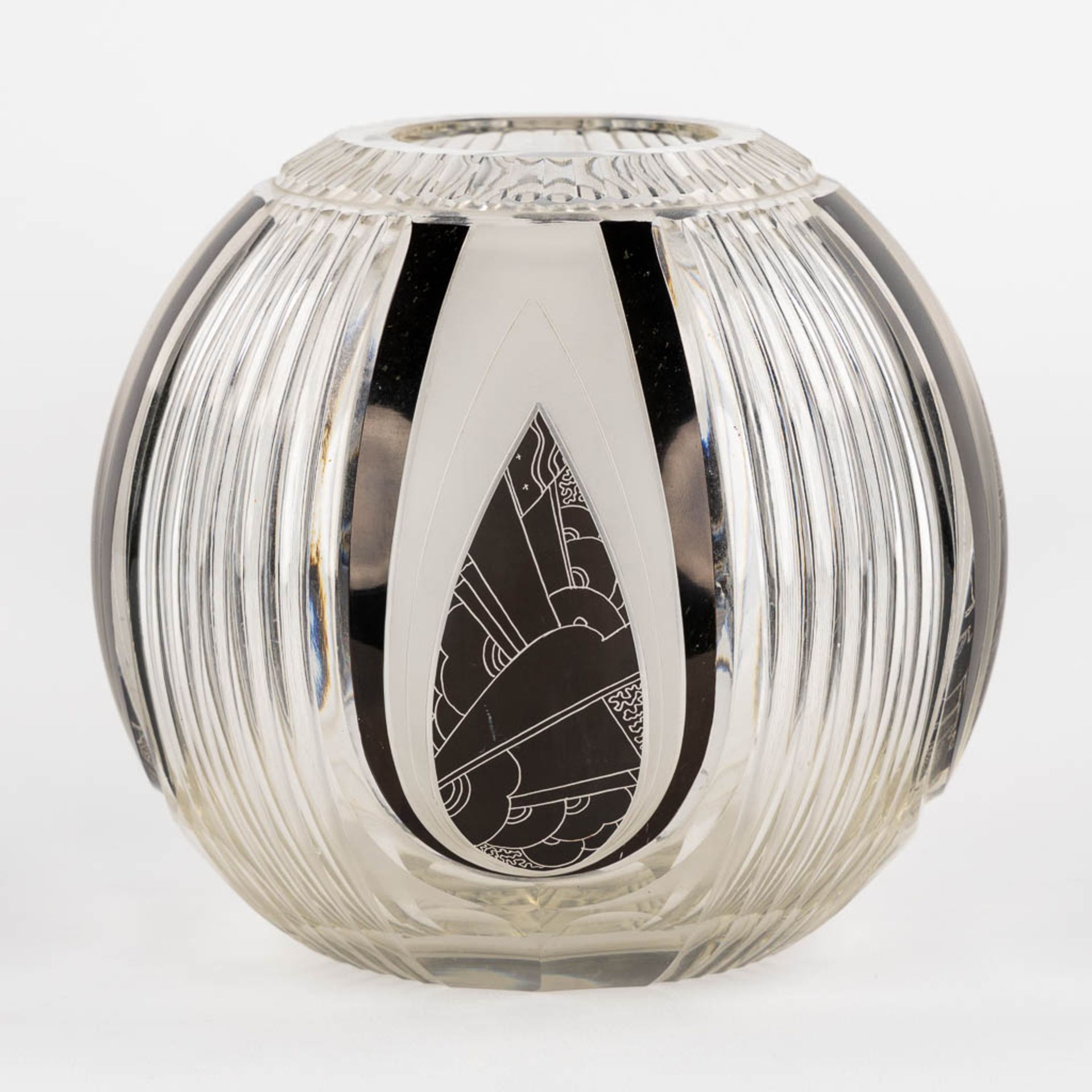 A round vase, glass in art deco style. (H:18 x D:18 cm) - Image 6 of 10
