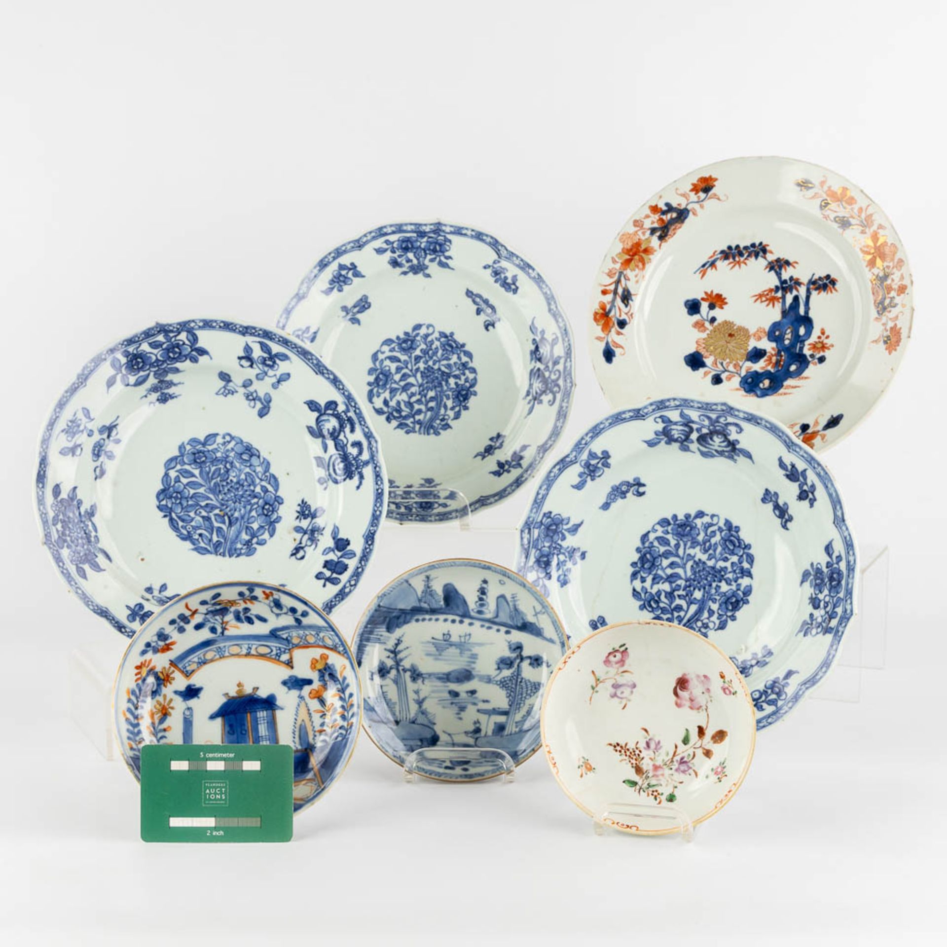 7 Chinese and Japanese blue-white, Famille Rose, Imari plates. 18th/19th/20th C. (D:23 cm) - Image 2 of 16