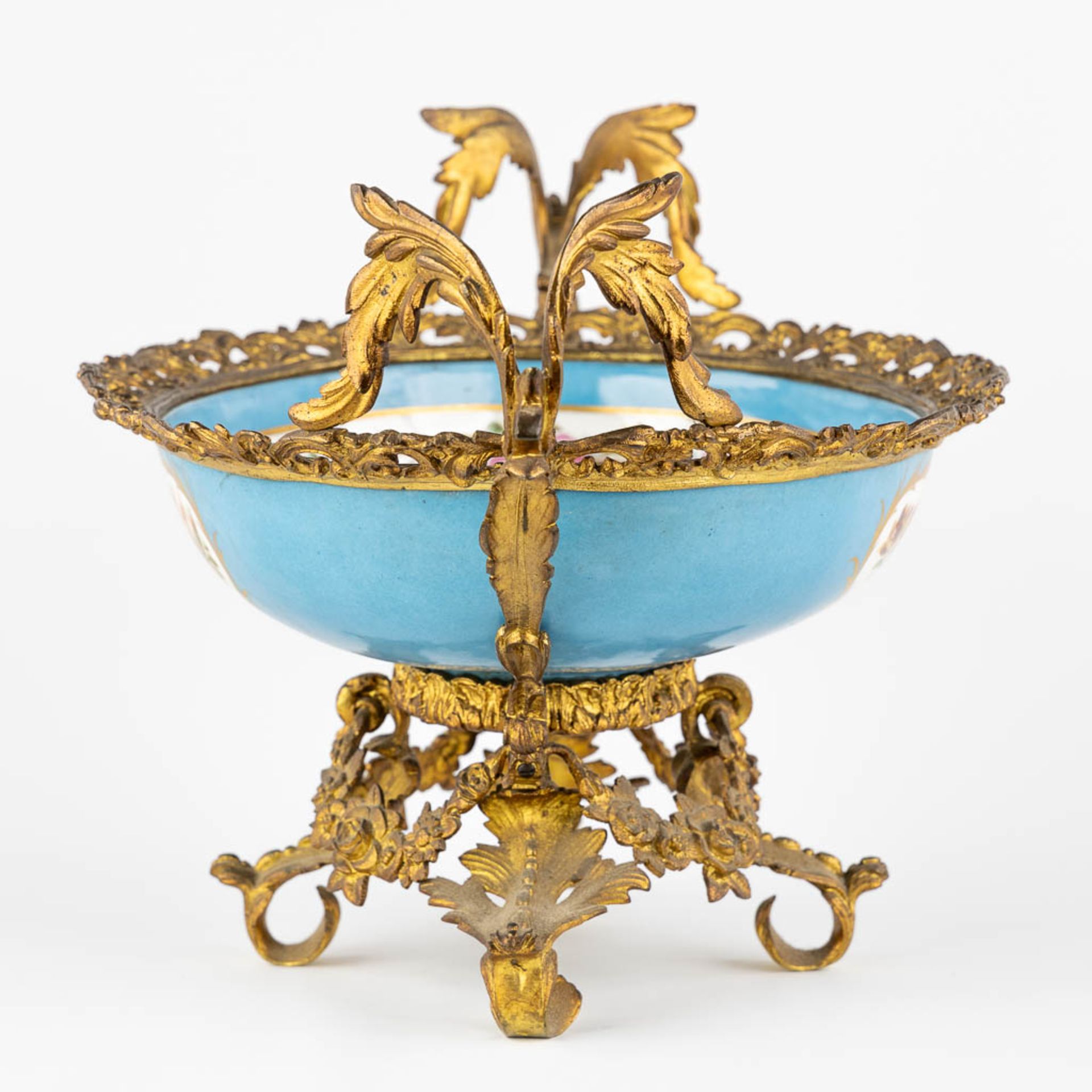 A large bowl with hand painted floral and romantic scne, mounted with gilt bronze. 19th C. (L:32 x - Bild 6 aus 14
