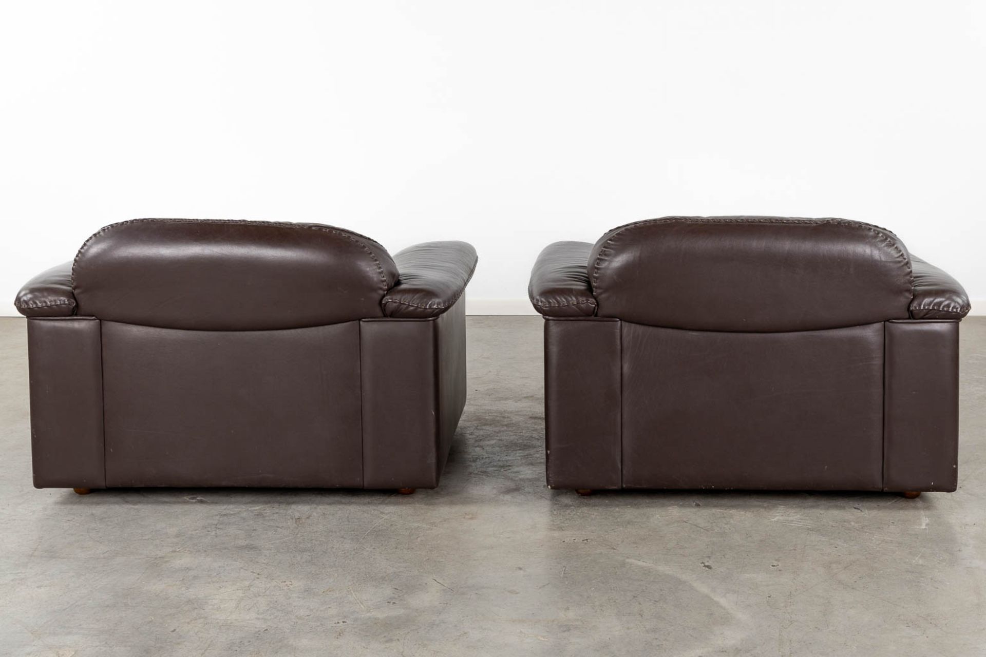 De Sede DS101, a pair of brown leather sofa's. (L:93 x W:108 x H:67 cm) - Bild 5 aus 9