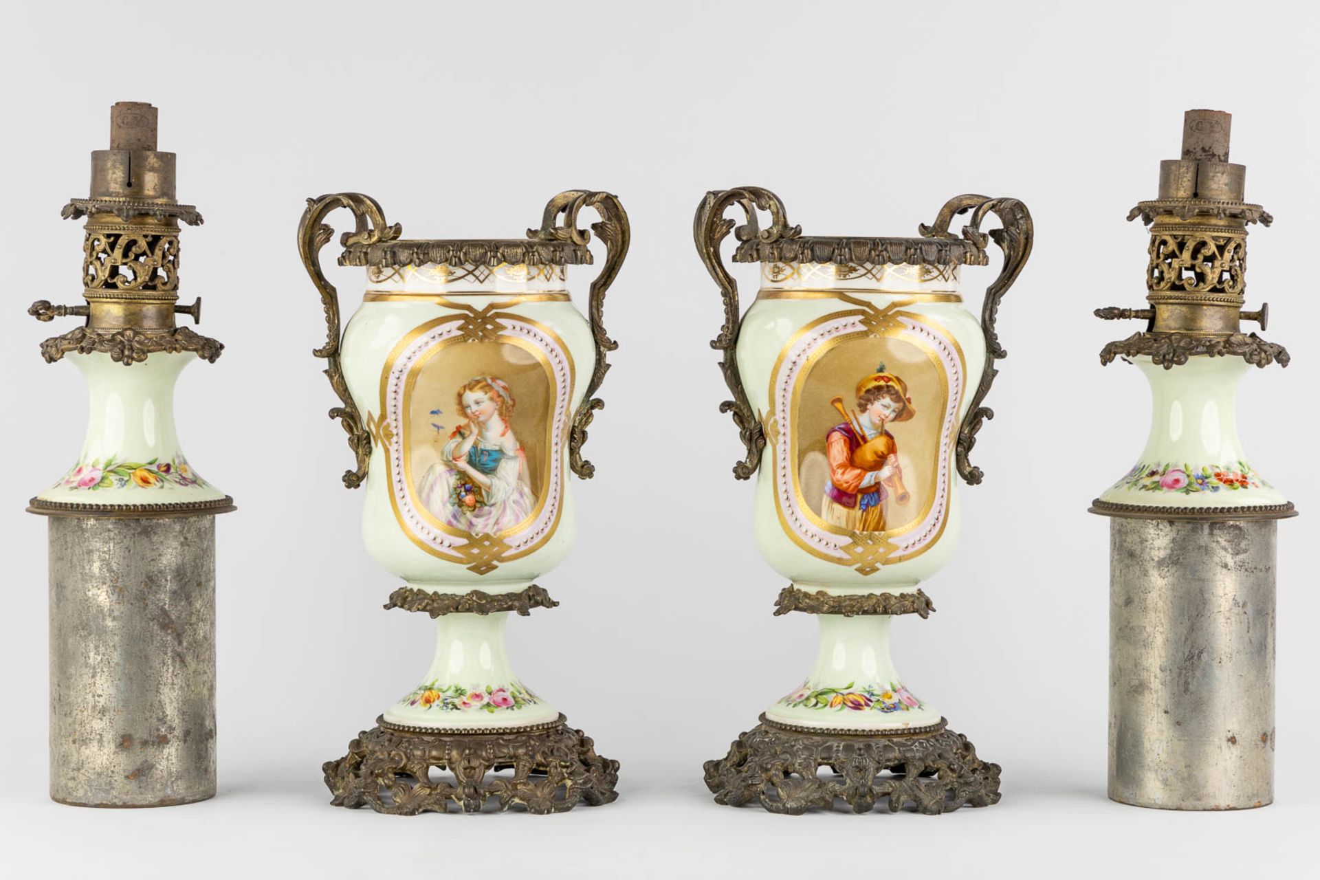A pair of oil lamps with hand-painted decors, mounted with bronze. 19th C. (L:18 x W:20 x H:57 cm) - Bild 6 aus 18