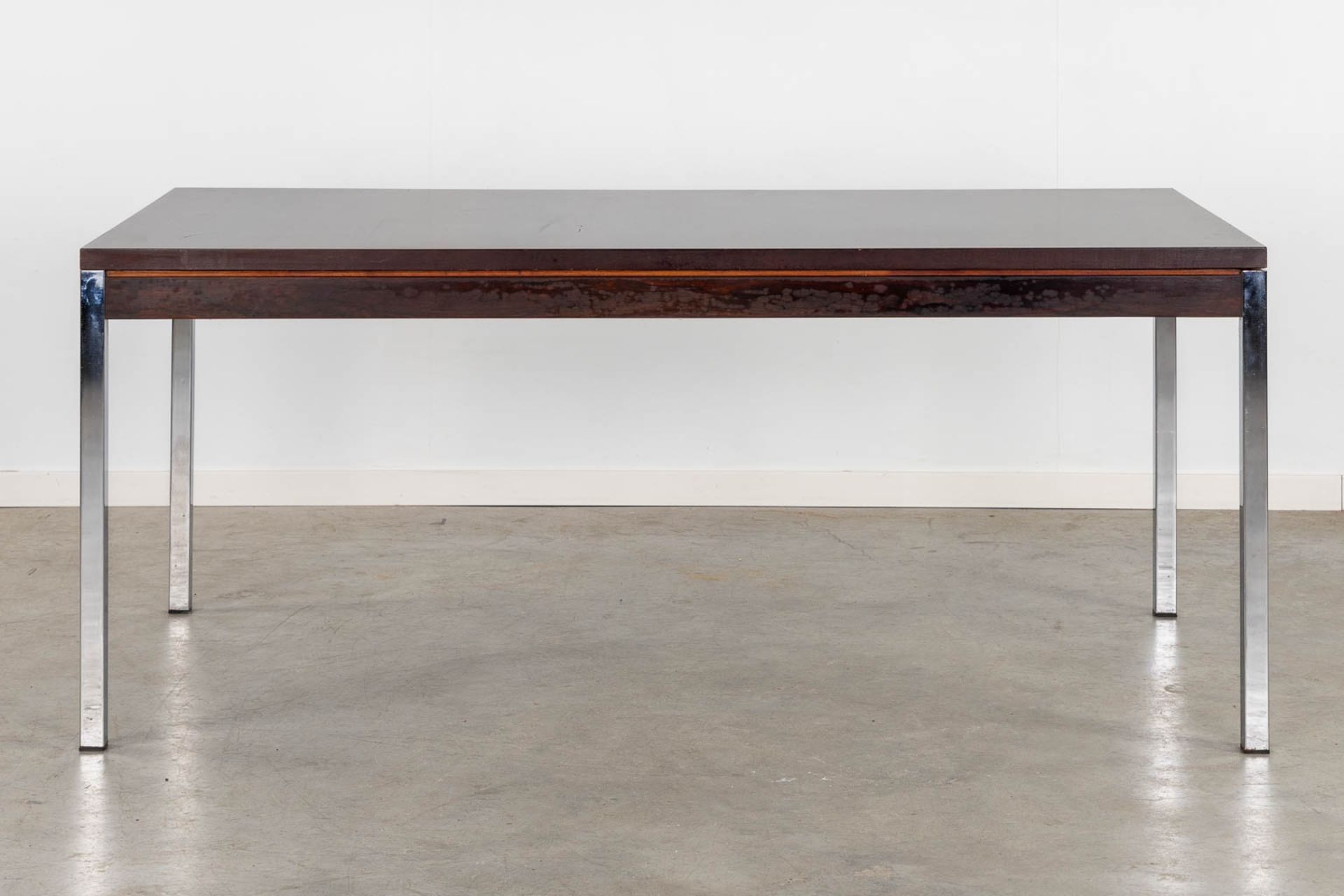 V-Form, A mid-century table. (L:90 x W:168 x H:73 cm) - Bild 5 aus 11