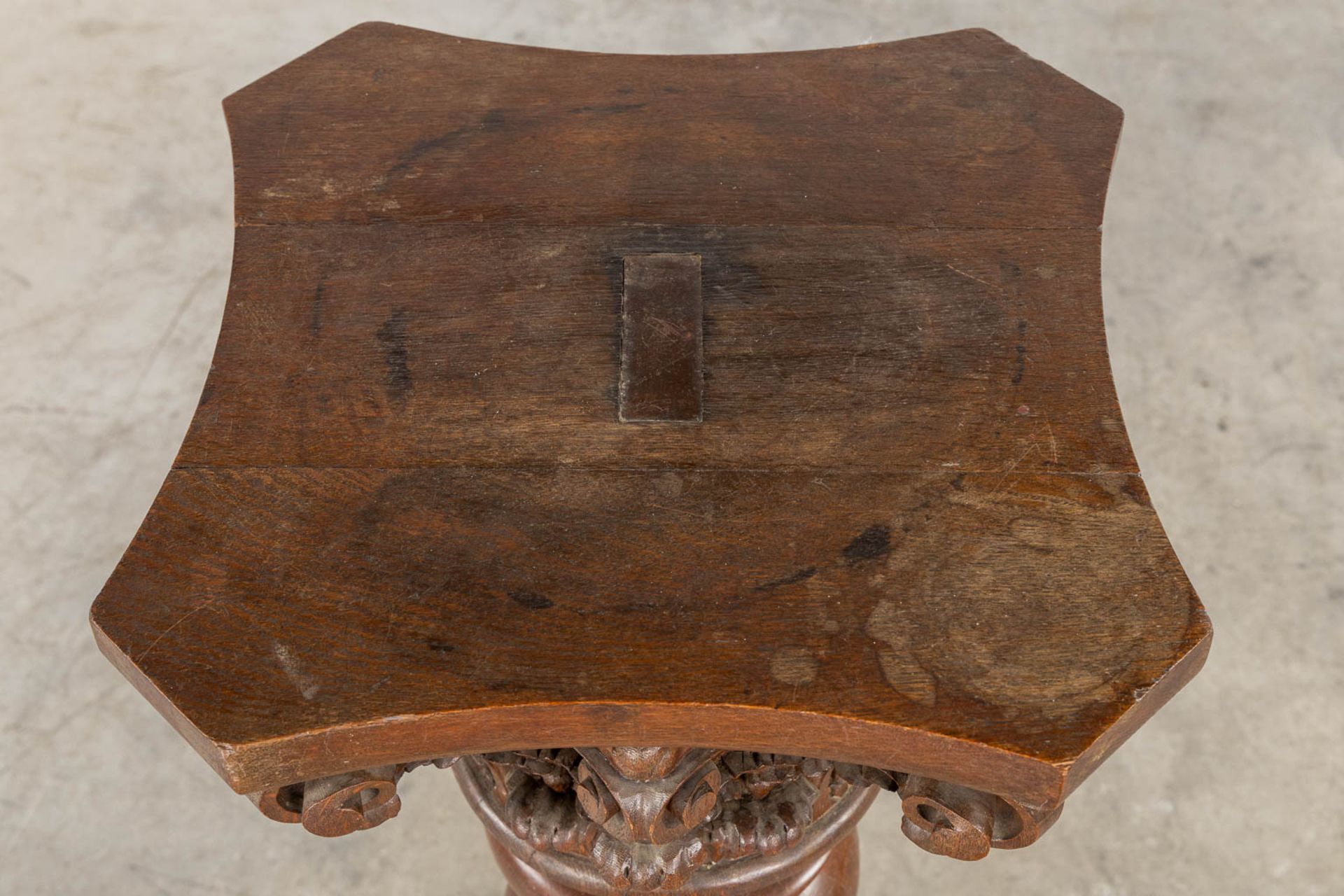 An antique oak-sculptured pedestal with a 'Corinthian' capitel. (L:43 x W:43 x H:120 cm) - Image 8 of 10