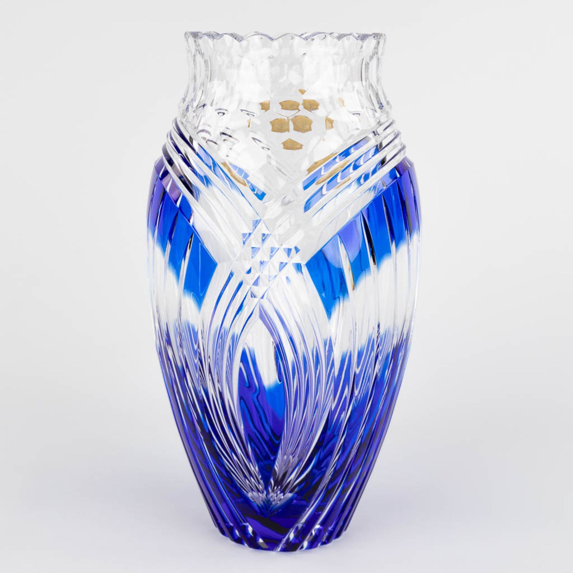 Val Saint Lambert, a blue and white crystal vase. (H:29,5 x D:15 cm) - Image 5 of 11