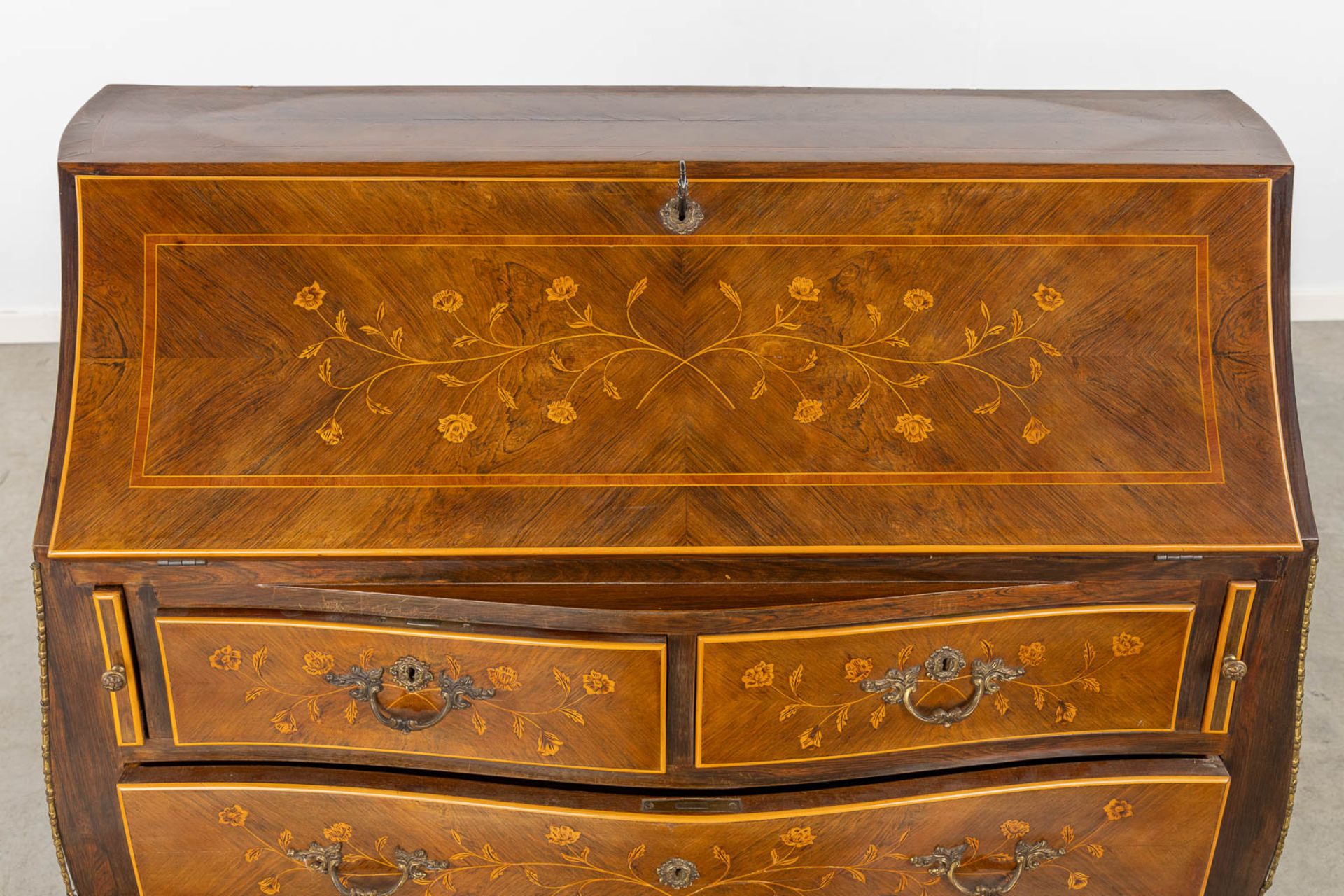 A secretaire, marquetry inlay mounted with bronze in Louis XV style. Circa 1970. (L:47 x W:101 x H:1 - Bild 12 aus 18