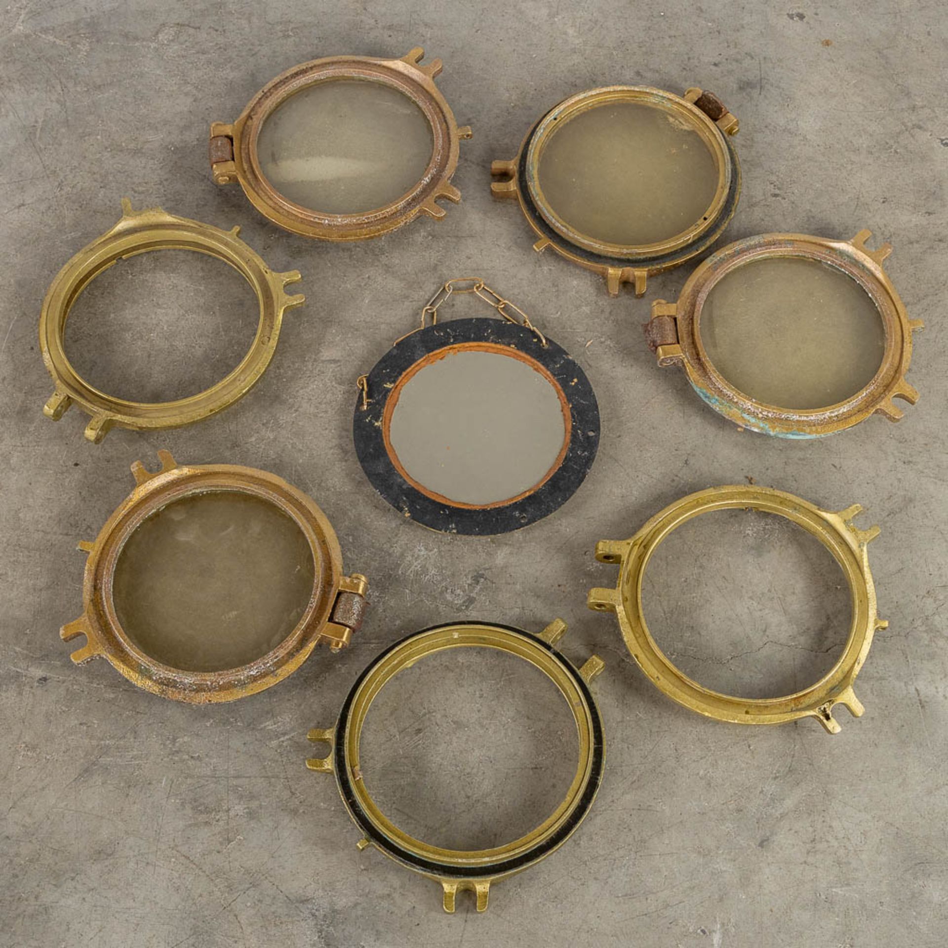 A collection of 8 portholes. Bronze and glass. (D:32 cm) - Bild 3 aus 7