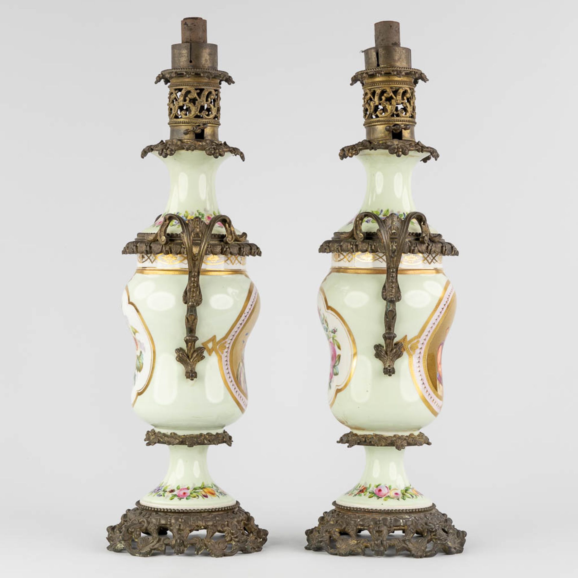 A pair of oil lamps with hand-painted decors, mounted with bronze. 19th C. (L:18 x W:20 x H:57 cm) - Bild 3 aus 18