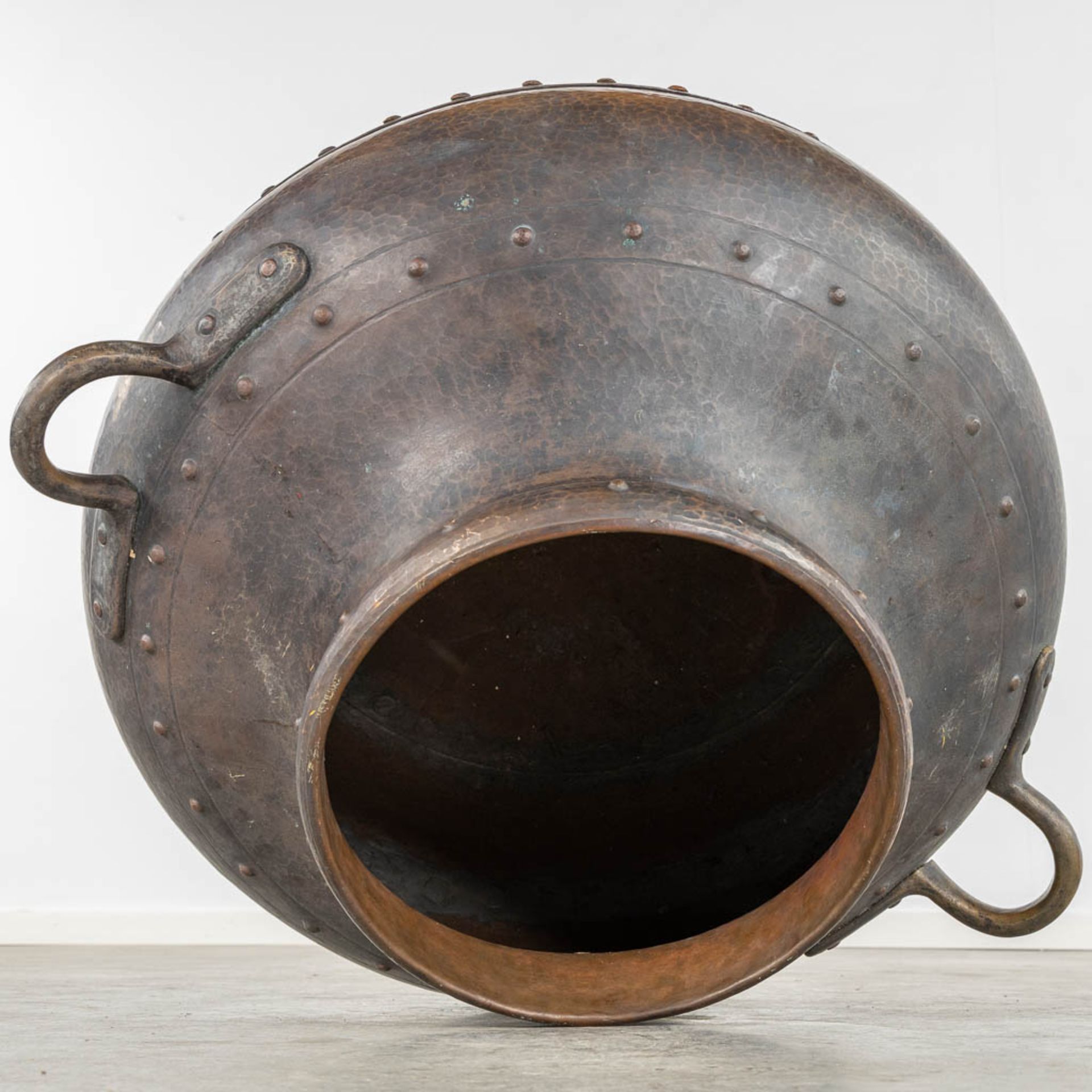 A large kettle, copper with brass rivets. (L:70 x W:80 x H:45 cm) - Bild 11 aus 11