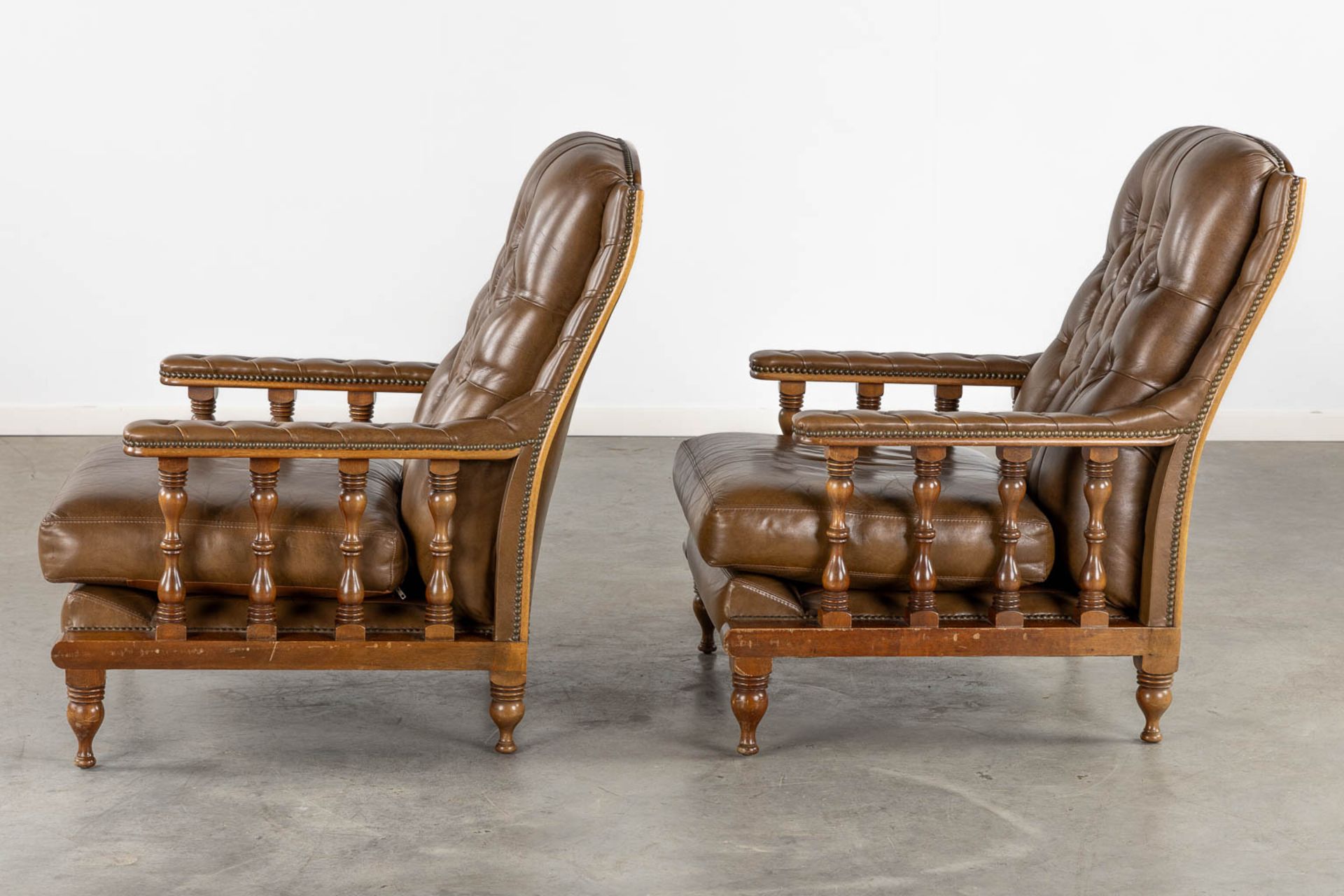 A pair of relax chairs, leather and wood in Chesterfield style. (L:83 x W:74 x H:95 cm) - Bild 4 aus 11