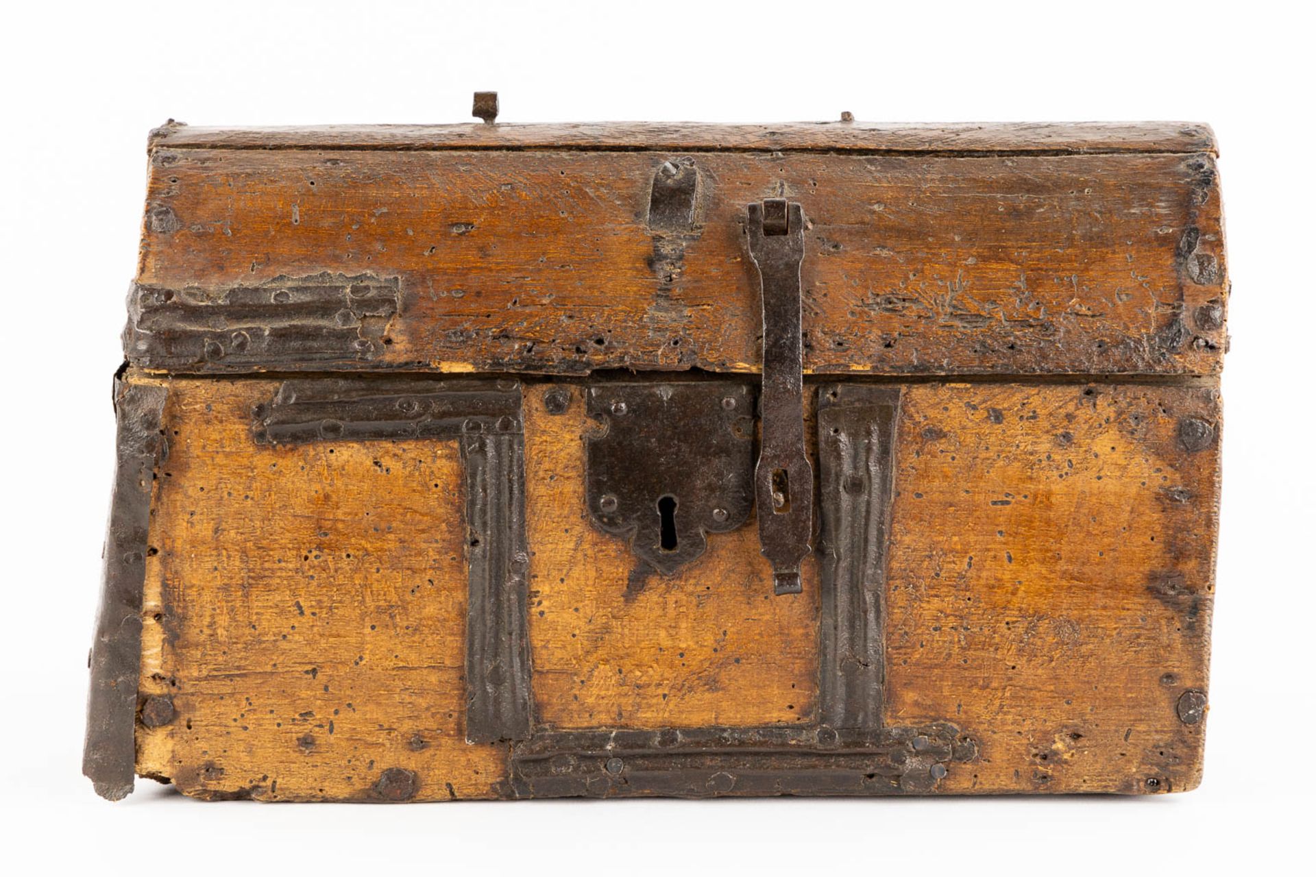 An antique money box or storage chest, wood and wrought iron, 16th/17th C. (L:20 x W:36 x H:22 cm) - Image 3 of 14