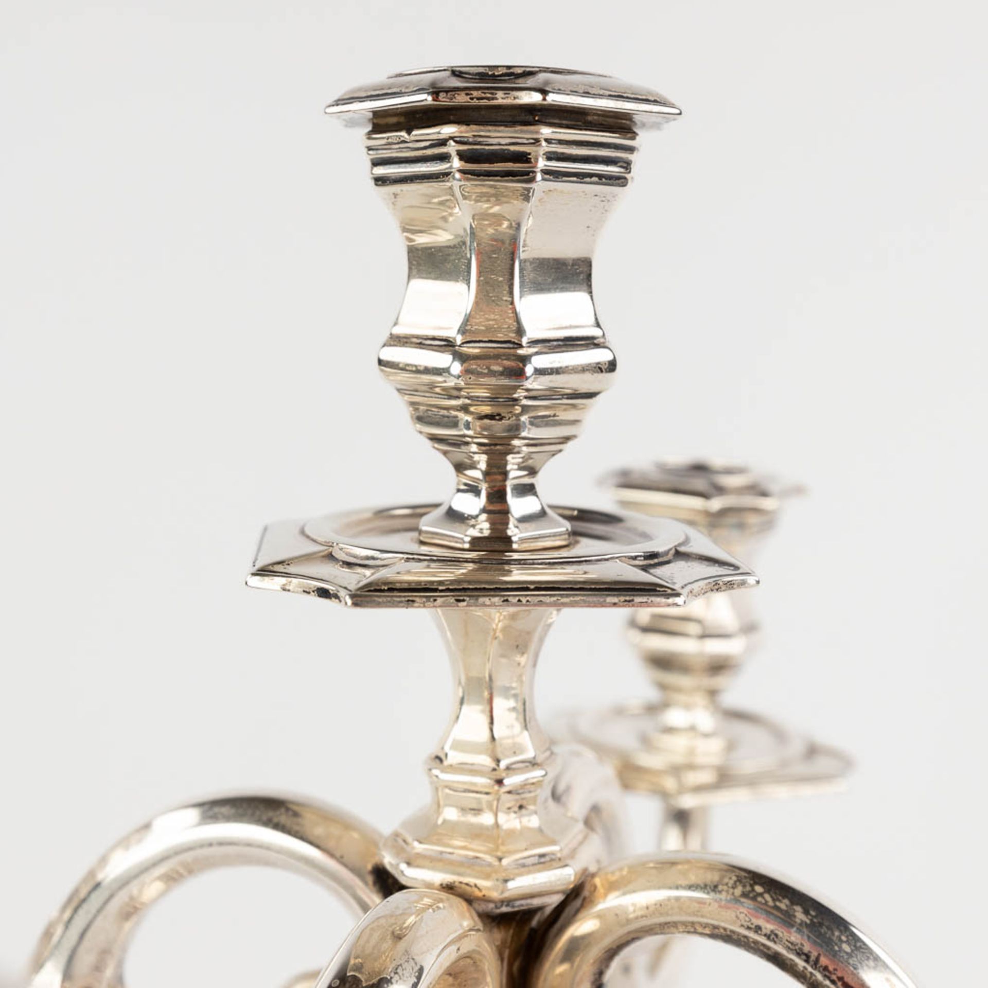 A silver 5 candle candelabra, 950M. Signed Lens Anvers. Belgium, 20th C. (L:23,5 x W:23,5 x H:33 cm) - Image 9 of 10