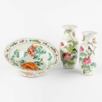 A pair of small Chinese vases and a bowl, Famille Rose decorated with fauna and flora. (H:9 x D:29 c