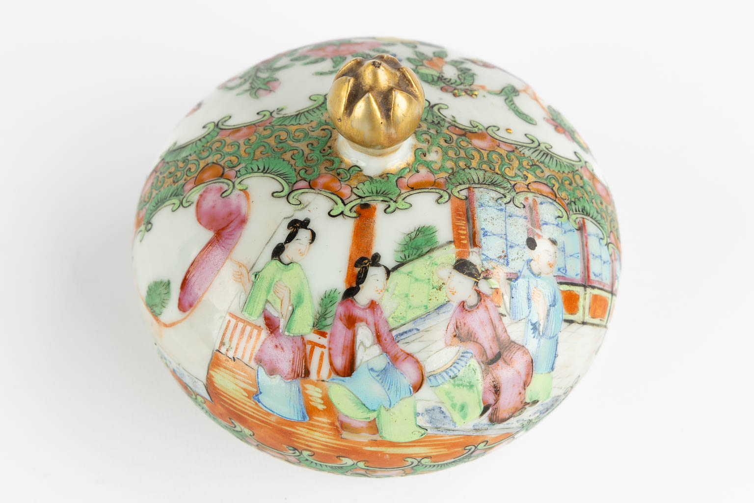 A Chinese Canton vase with a lid, interior scnes with figurines, fauna and flora. 19th/20th C. (H:4 - Image 12 of 19