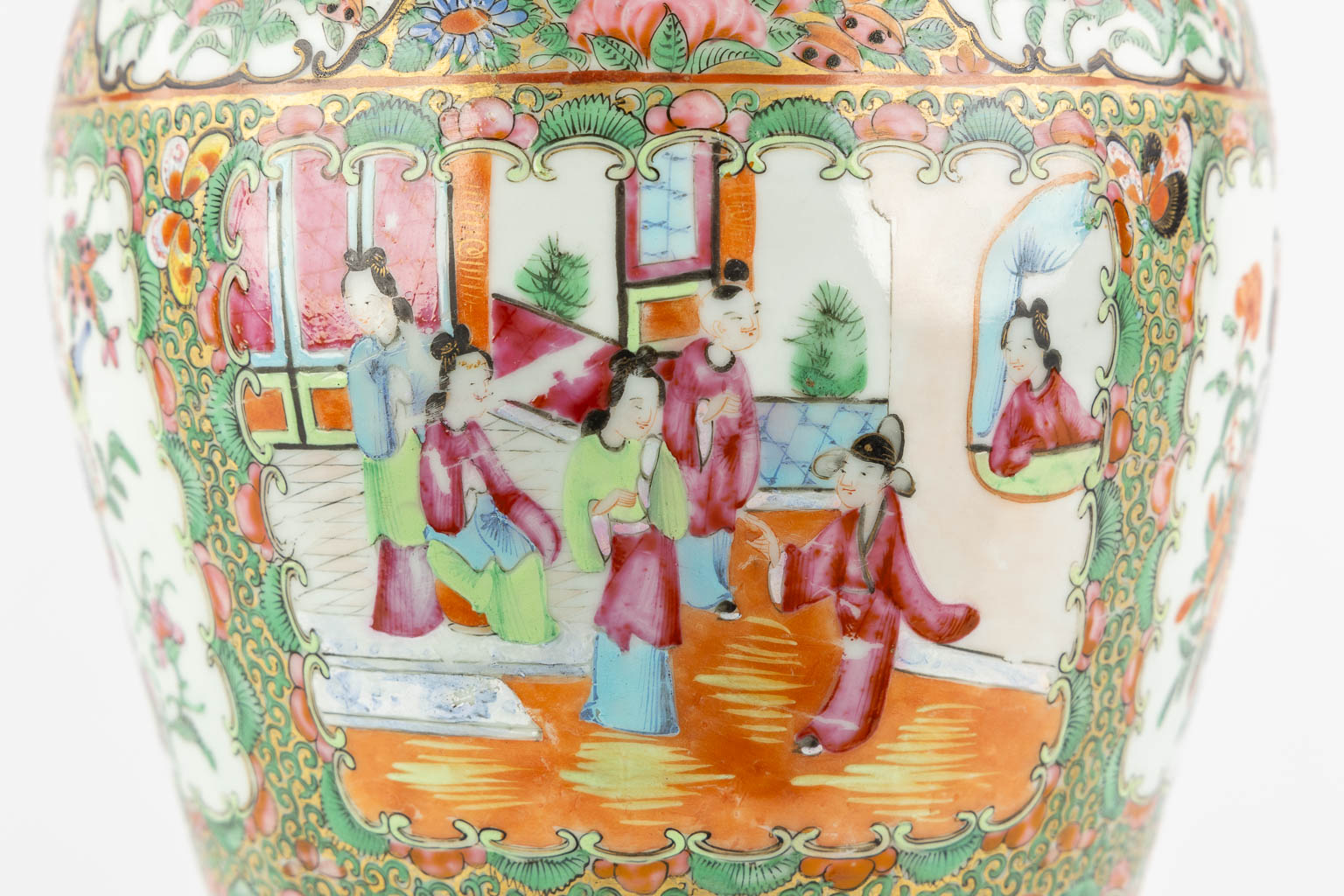 A Chinese Canton vase with a lid, interior scnes with figurines, fauna and flora. 19th/20th C. (H:4 - Image 16 of 19