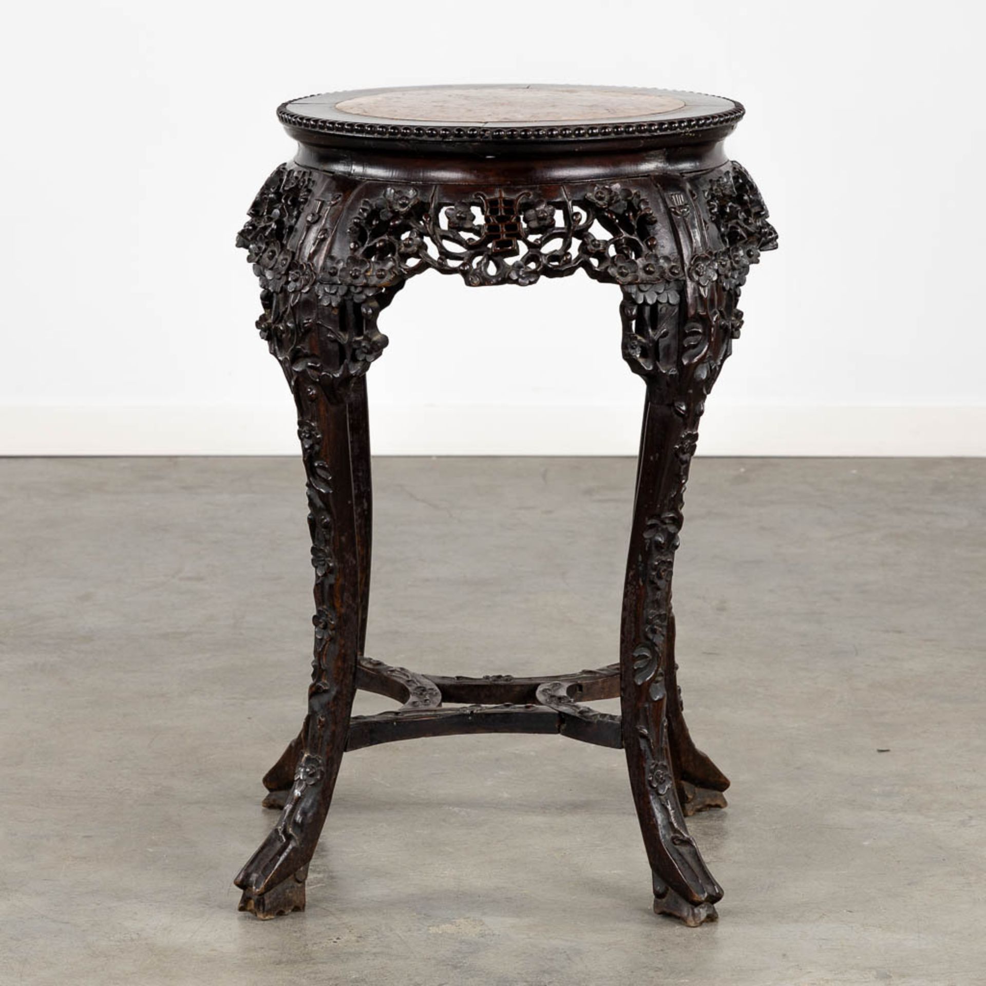 A richly sculptured Chinese hardwood side table or pedestal with a marble. (H:71 x D:53 cm) - Bild 5 aus 12