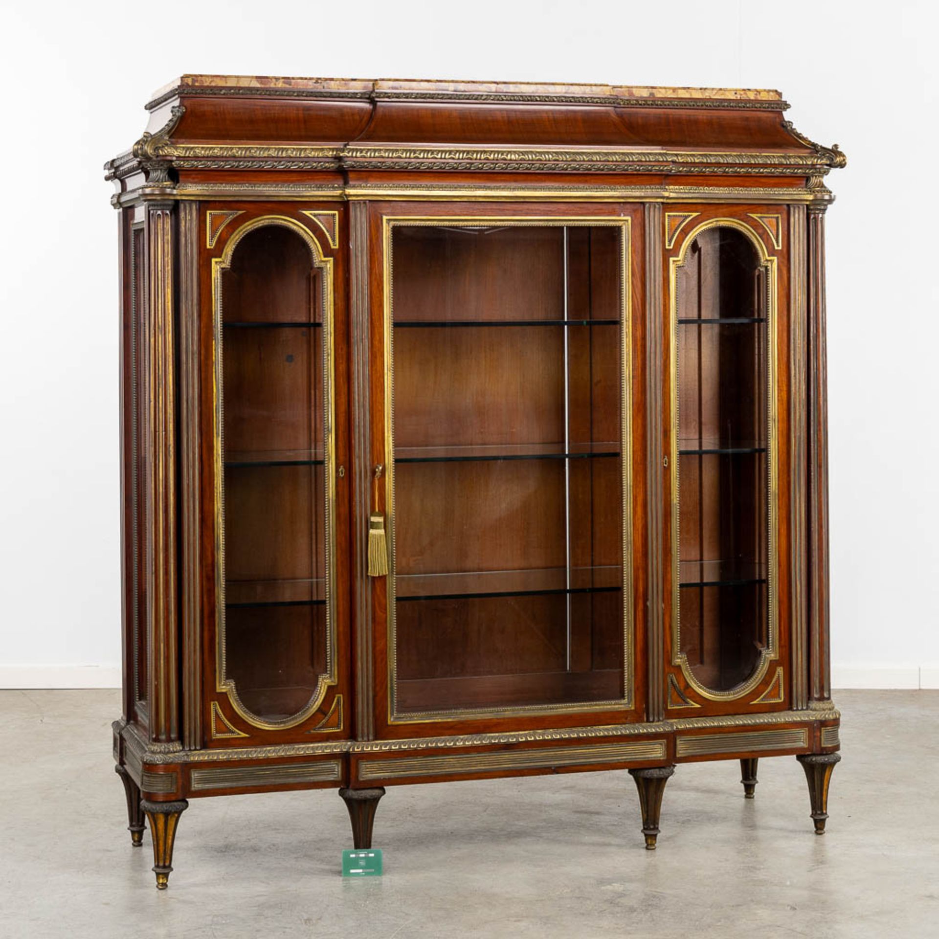 An exceptional display cabinet, richly mounted with bronze and a Breche D'alep marble top. Circa 188 - Bild 2 aus 13