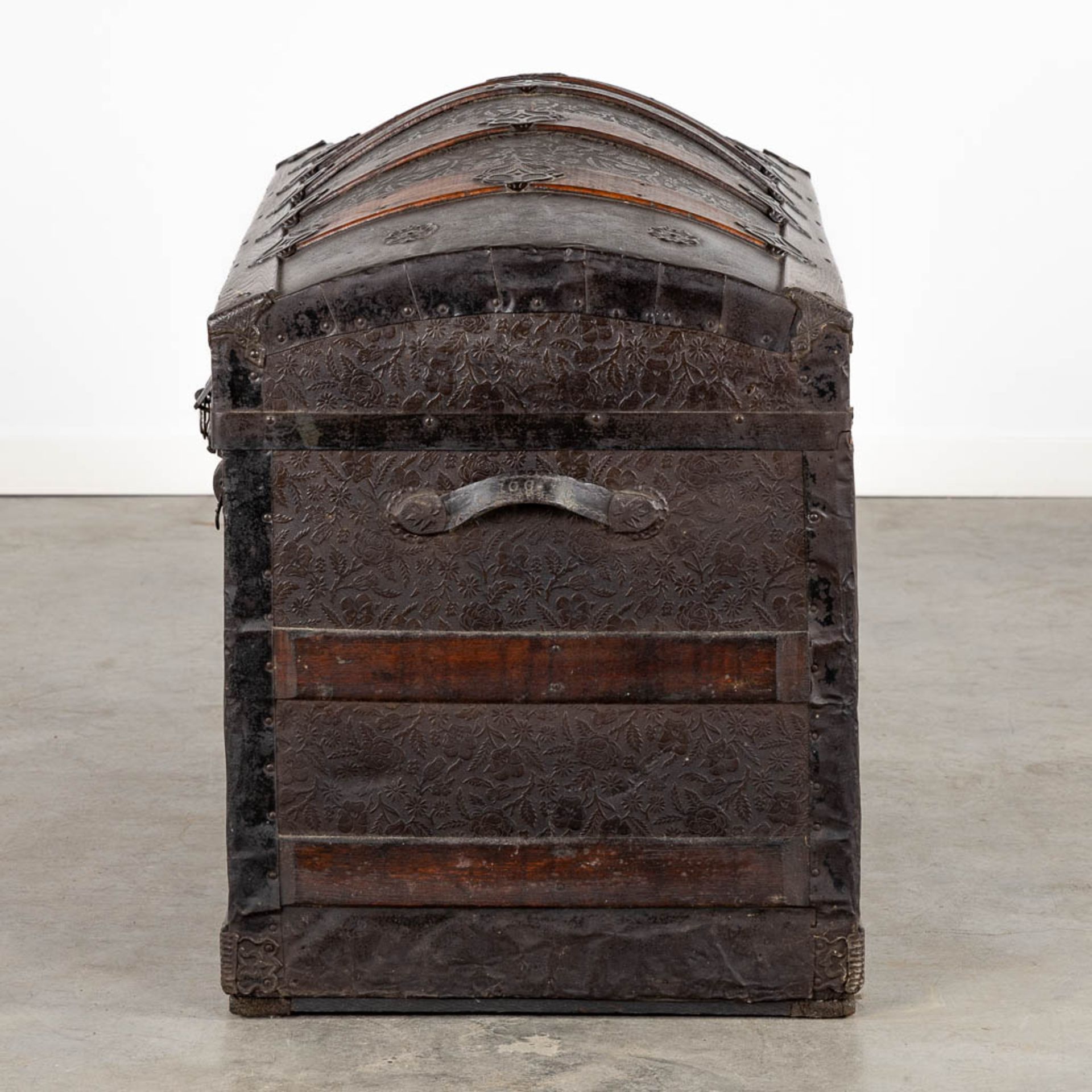 A large and antique chest decorated with leather and metal. (L:48 x W:95 x H:65 cm) - Bild 6 aus 13