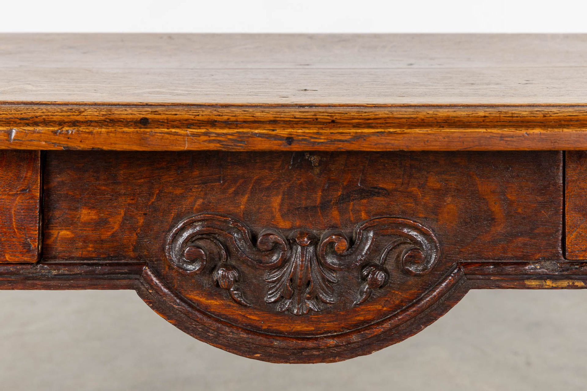 An antique desk/table with sculptures and a drawer, oak. 19th C. (L:77 x W:217 x H:76 cm) - Bild 10 aus 13