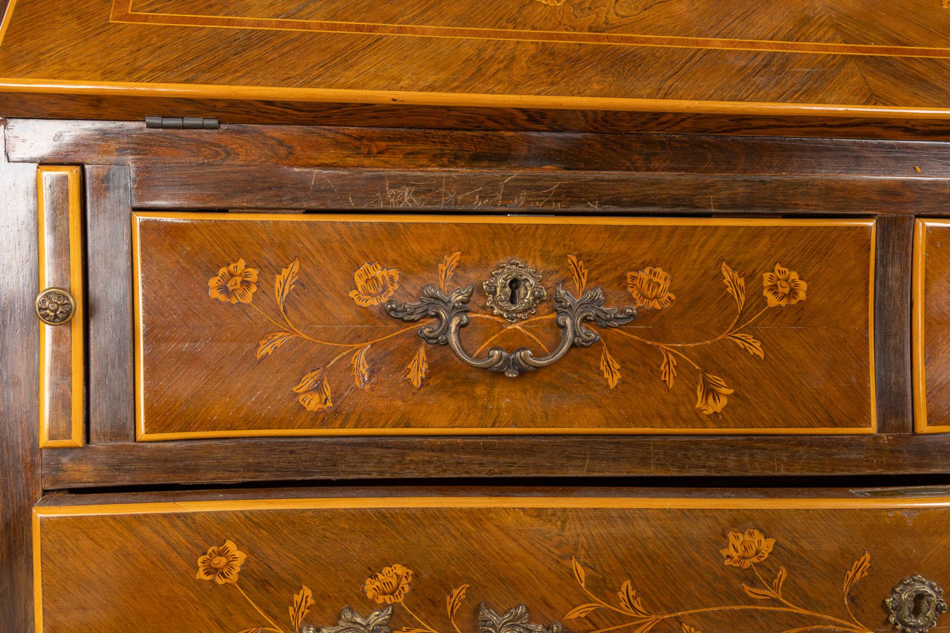 A secretaire, marquetry inlay mounted with bronze in Louis XV style. Circa 1970. (L:47 x W:101 x H:1 - Bild 13 aus 18