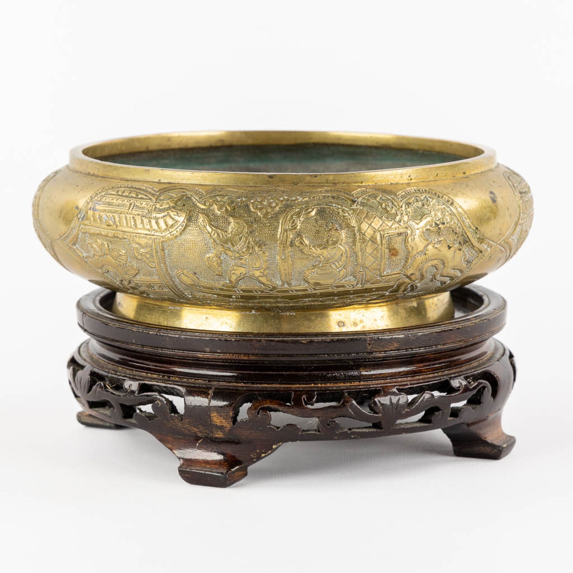 A Chinese bronze insence burner, standing on a wood base. (H:6,5 x D:22 cm) - Image 4 of 13