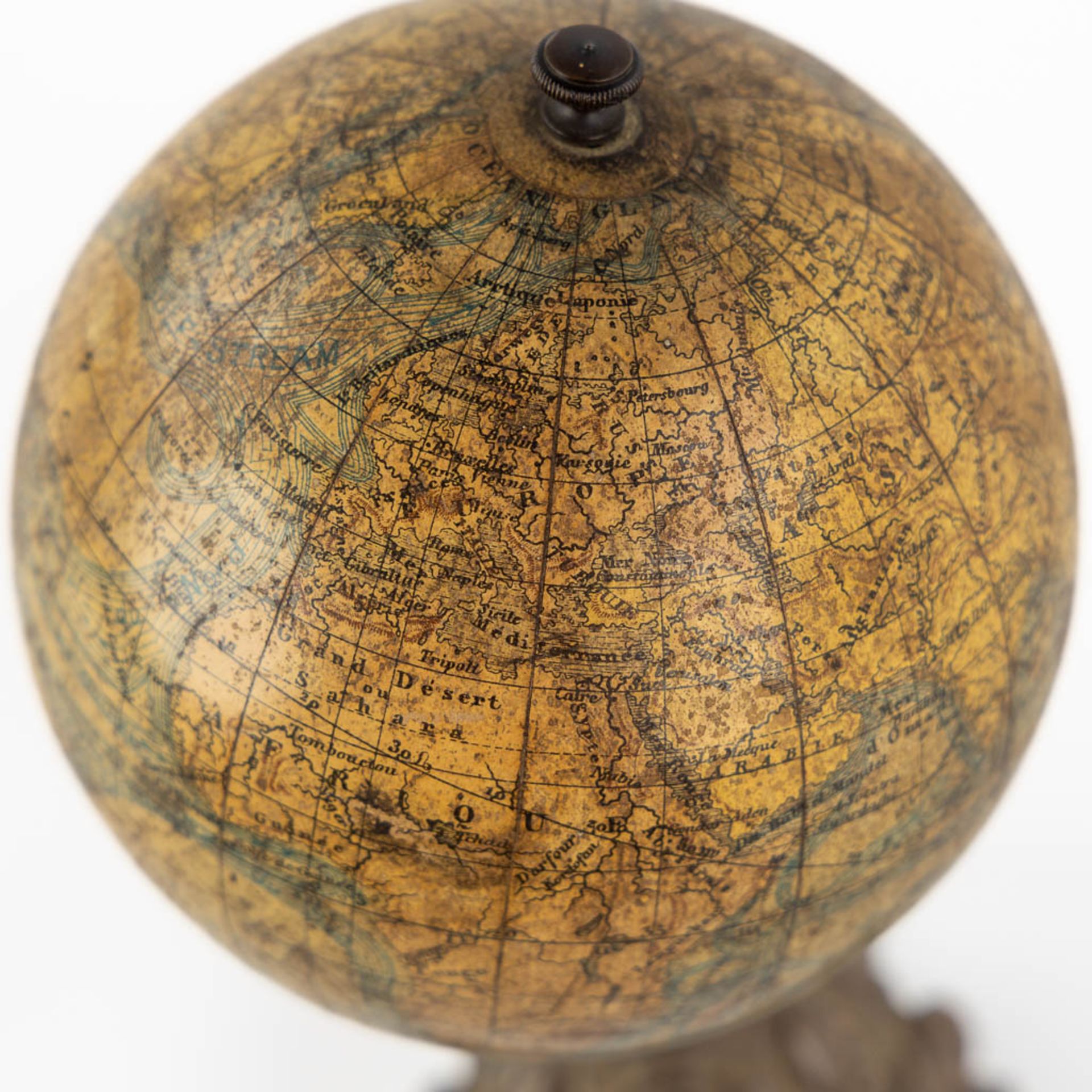 J. Lebegue & Cie, an antique globe on a cast-iron base. Circa 1900. (H:19 x D:10 cm) - Bild 10 aus 13