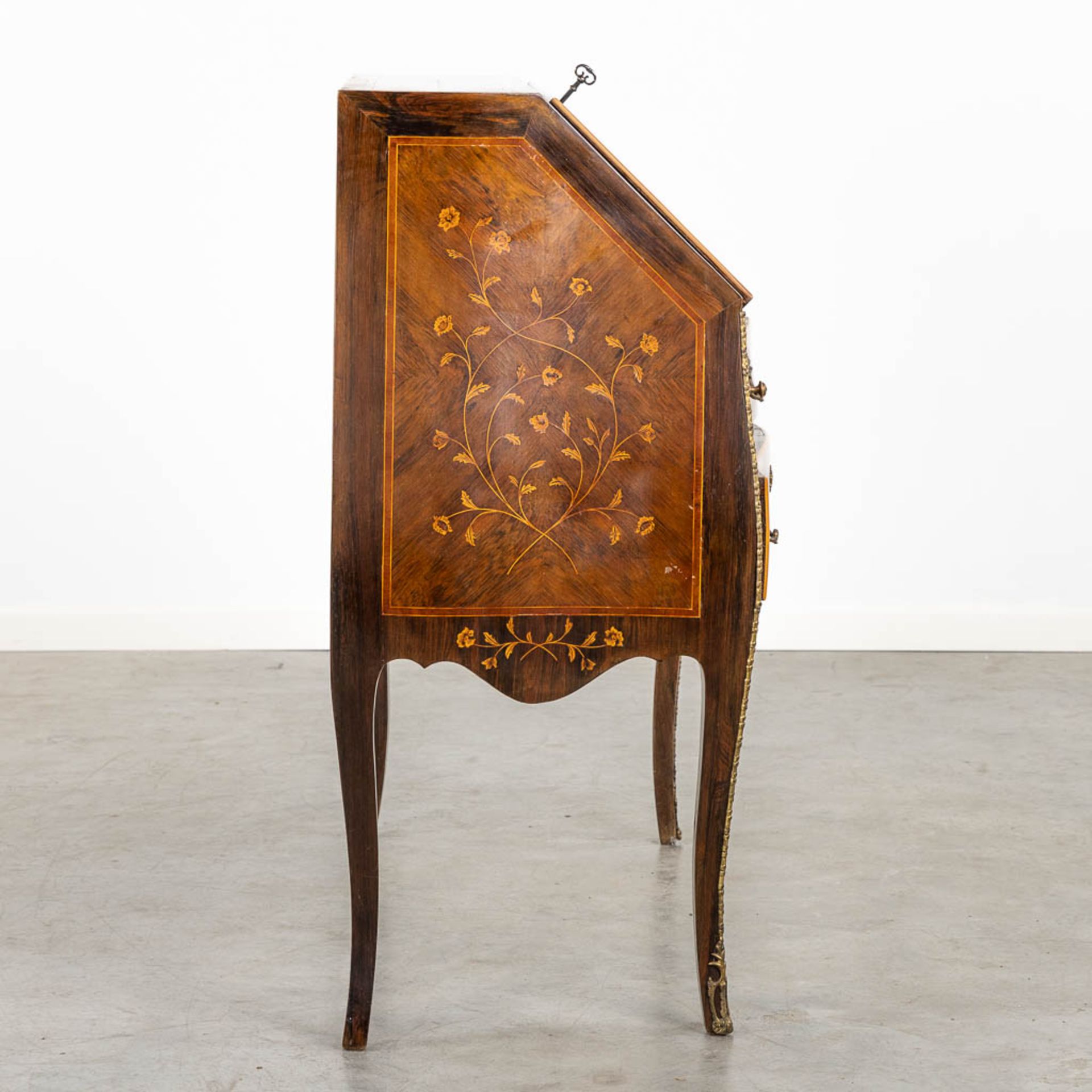 A secretaire, marquetry inlay mounted with bronze in Louis XV style. Circa 1970. (L:47 x W:101 x H:1 - Bild 9 aus 18