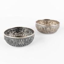 A pair of Oriental silver bowls, decorated with masks. (H:4,5 x D:13 cm)