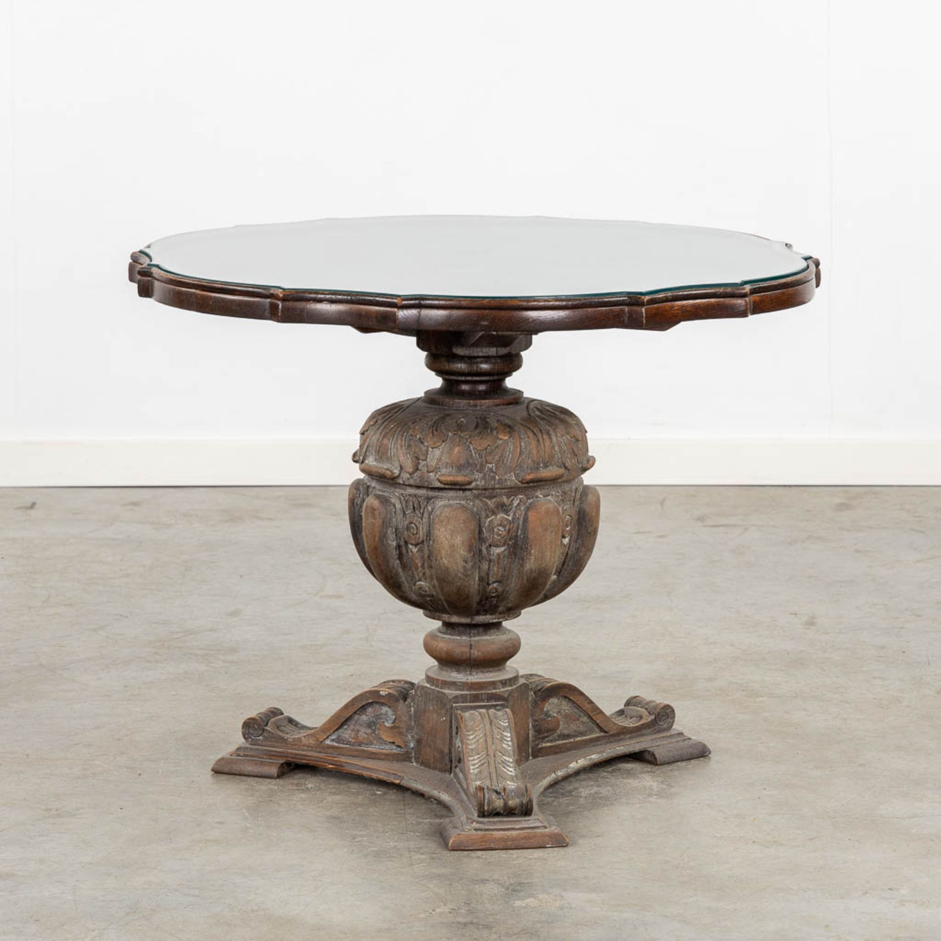 Maison Franck, a round coffee table with tortoise shell and a glass top. (H:59 x D:70 cm) - Bild 5 aus 11