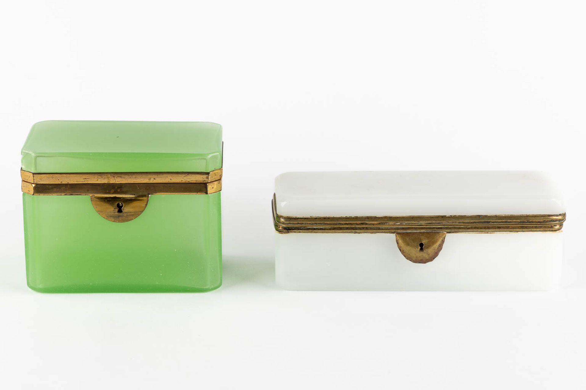 Two Opaline glass boxes with brass hardware. (L:9 x W:13,5 x H:10 cm) - Image 3 of 11