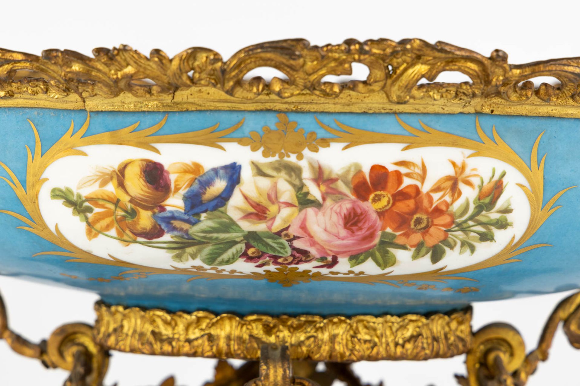 A large bowl with hand painted floral and romantic scne, mounted with gilt bronze. 19th C. (L:32 x - Bild 14 aus 14