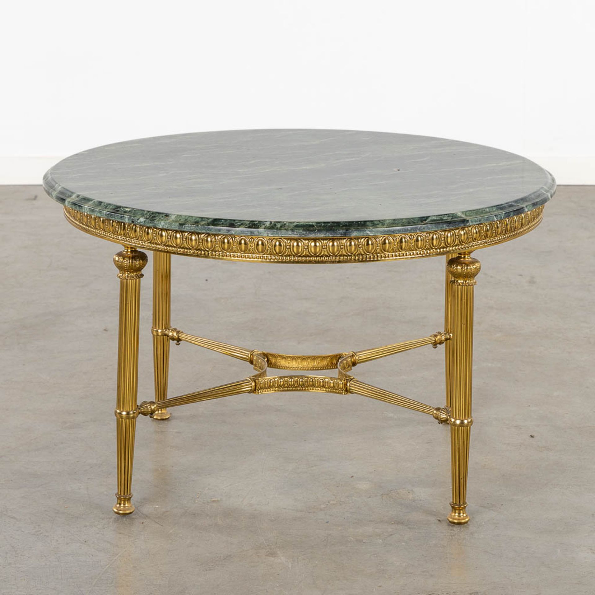A brass coffee table with a green marble top. (H:46 x D:80 cm) - Bild 3 aus 12