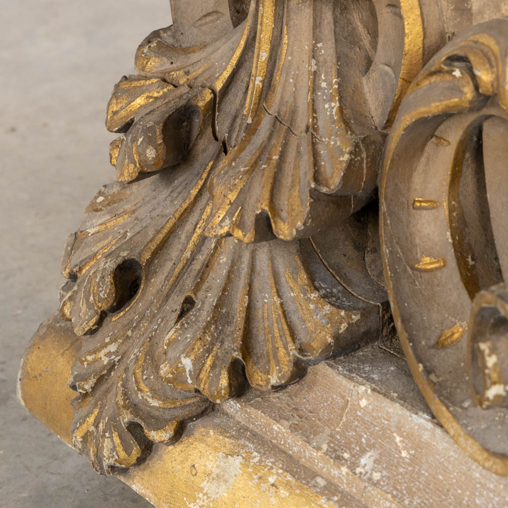 A richly gilt and woodsculptured pedestal with an ionic capitel. Circa 1900. (L:44 x W:60 x H:130 cm - Bild 12 aus 14
