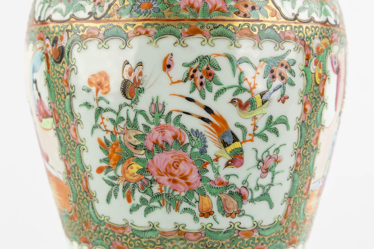 A Chinese Canton vase with a lid, interior scnes with figurines, fauna and flora. 19th/20th C. (H:4 - Image 19 of 19