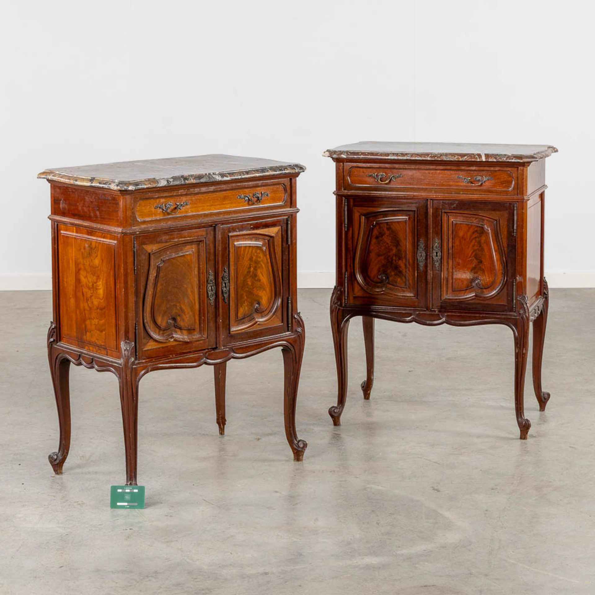 A pair of sculptured mahogany cabinets with a marble top, Louis XV style. (L:41 x W:63 x H:80 cm) - Bild 2 aus 15